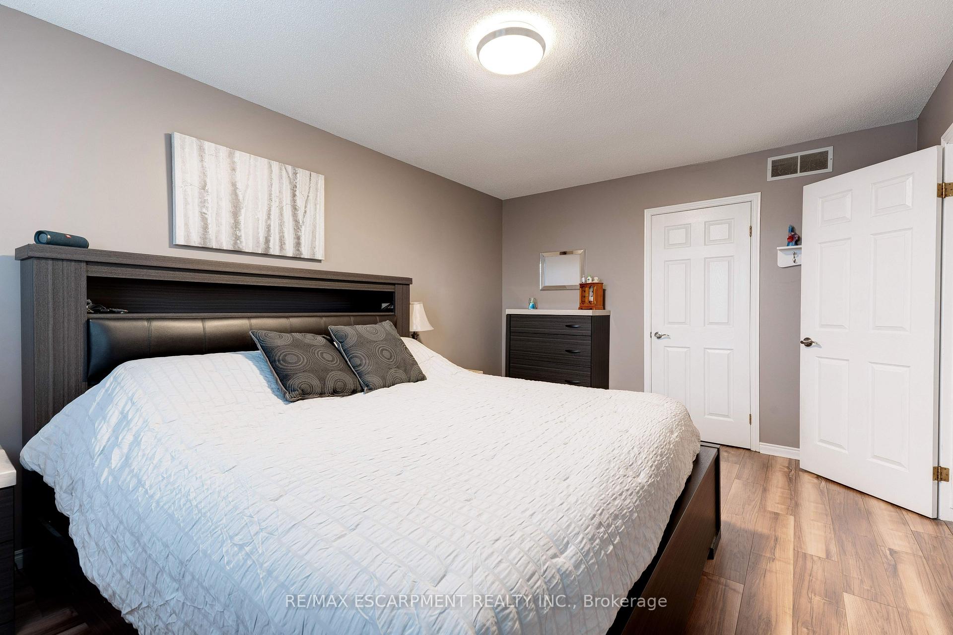 Photo 18 of 3436 Bristol Drive, Burlington, Palmer — HOMEH