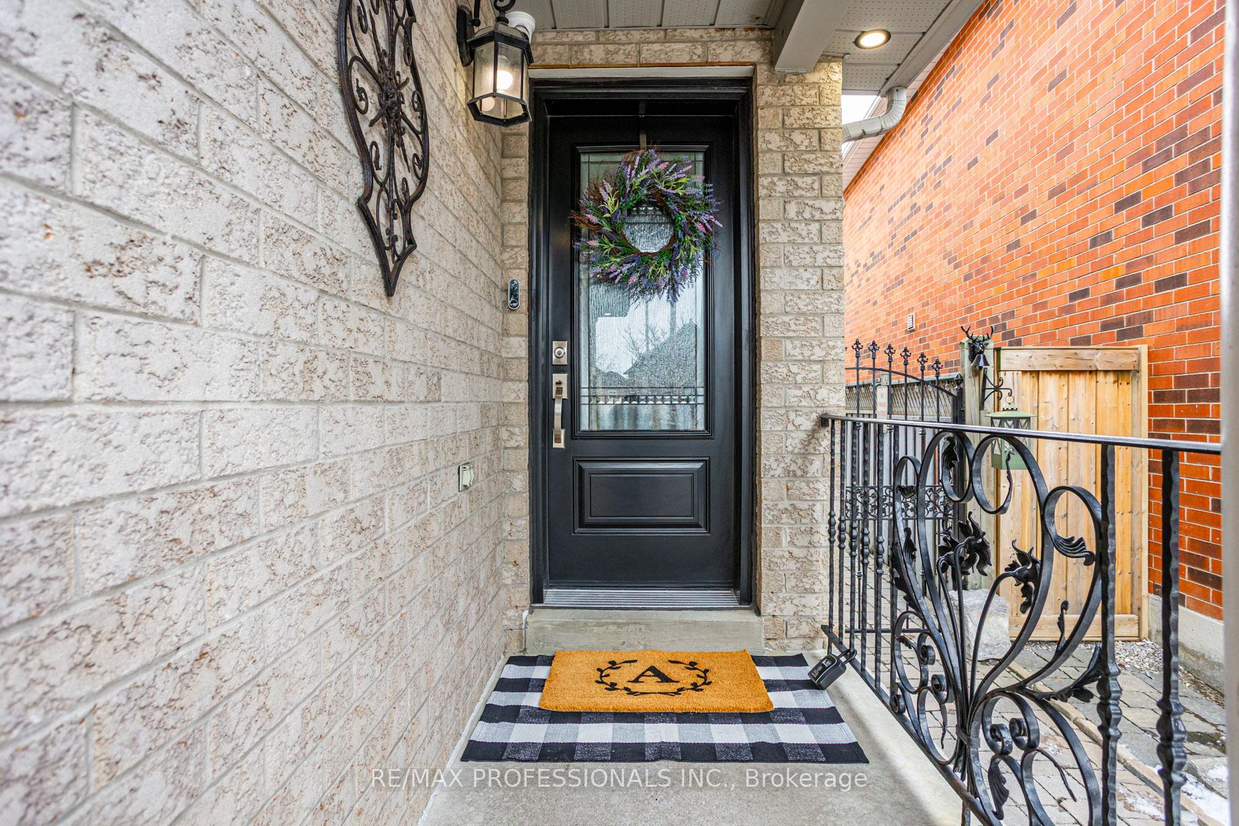 Photo 2 of 71 Elena Crescent, Vaughan, Maple — HOMEH