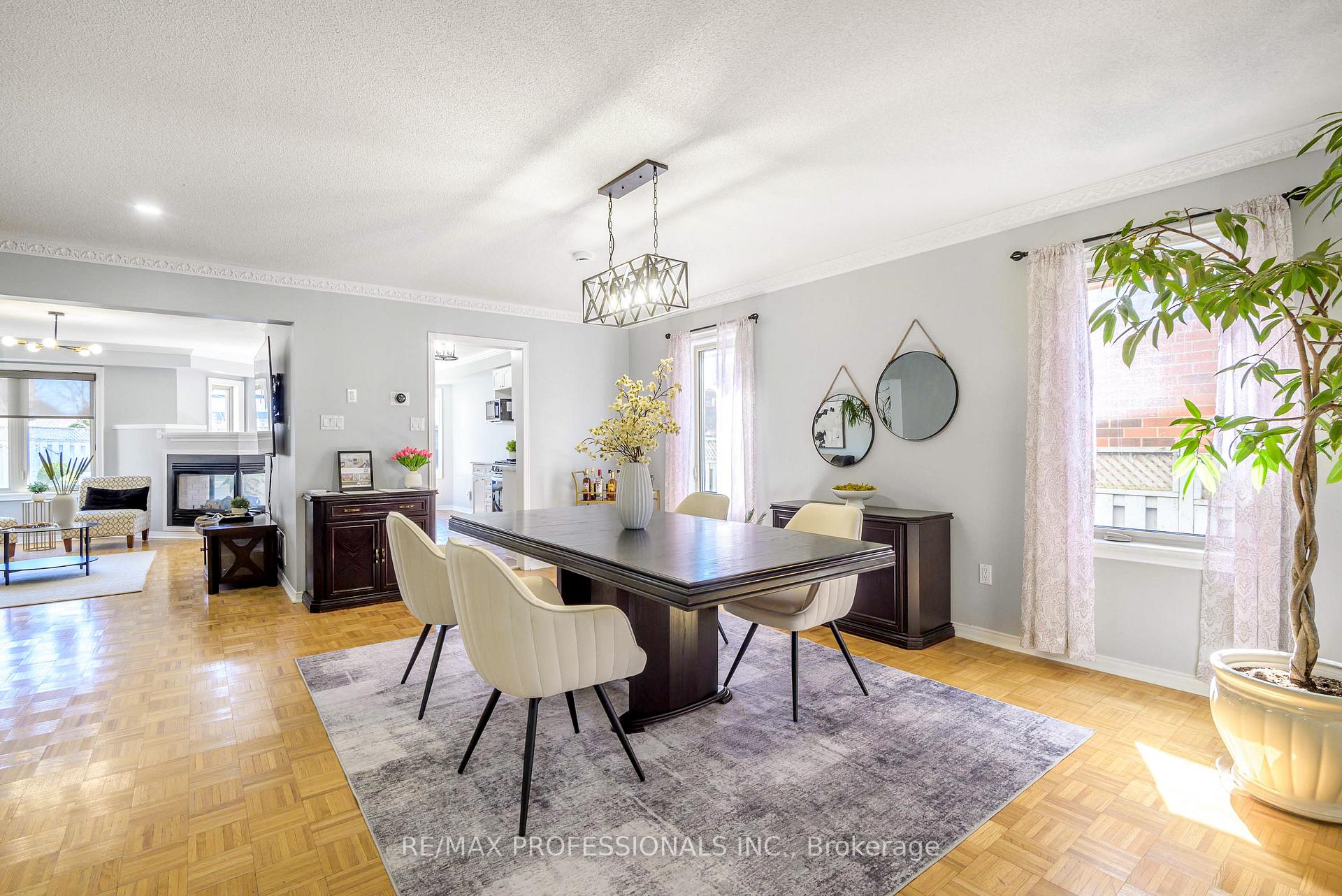 Photo 3 of 71 Elena Crescent, Vaughan, Maple — HOMEH