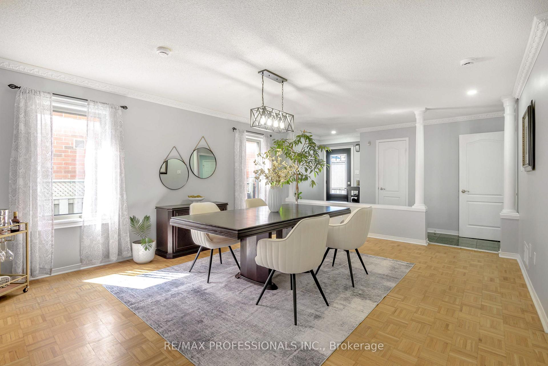 Photo 4 of 71 Elena Crescent, Vaughan, Maple — HOMEH