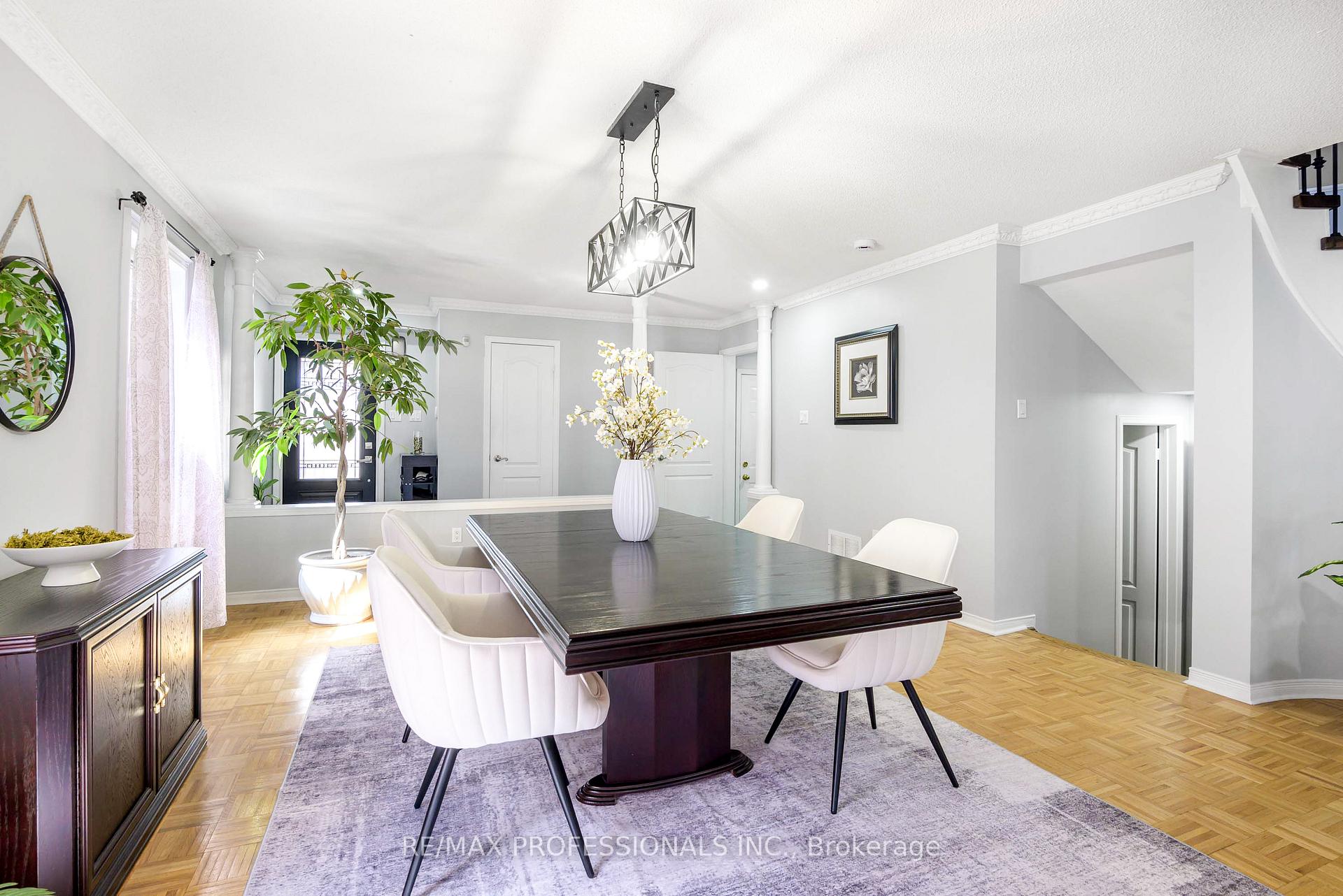 Photo 5 of 71 Elena Crescent, Vaughan, Maple — HOMEH