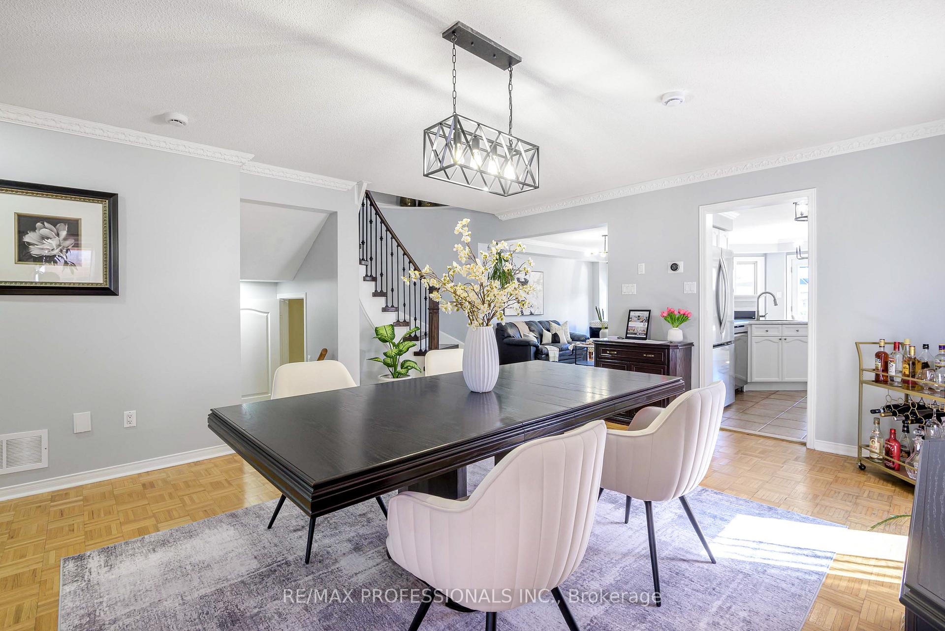 Photo 6 of 71 Elena Crescent, Vaughan, Maple — HOMEH