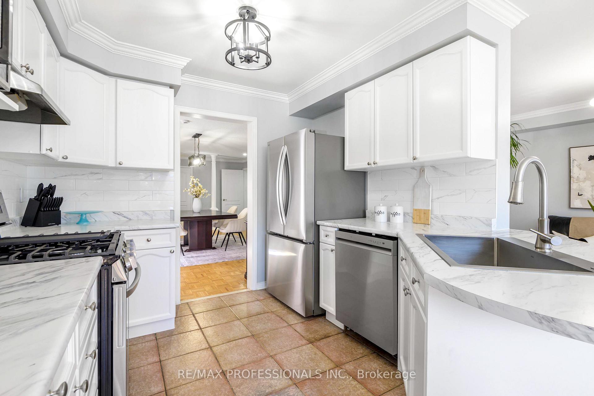 Photo 7 of 71 Elena Crescent, Vaughan, Maple — HOMEH