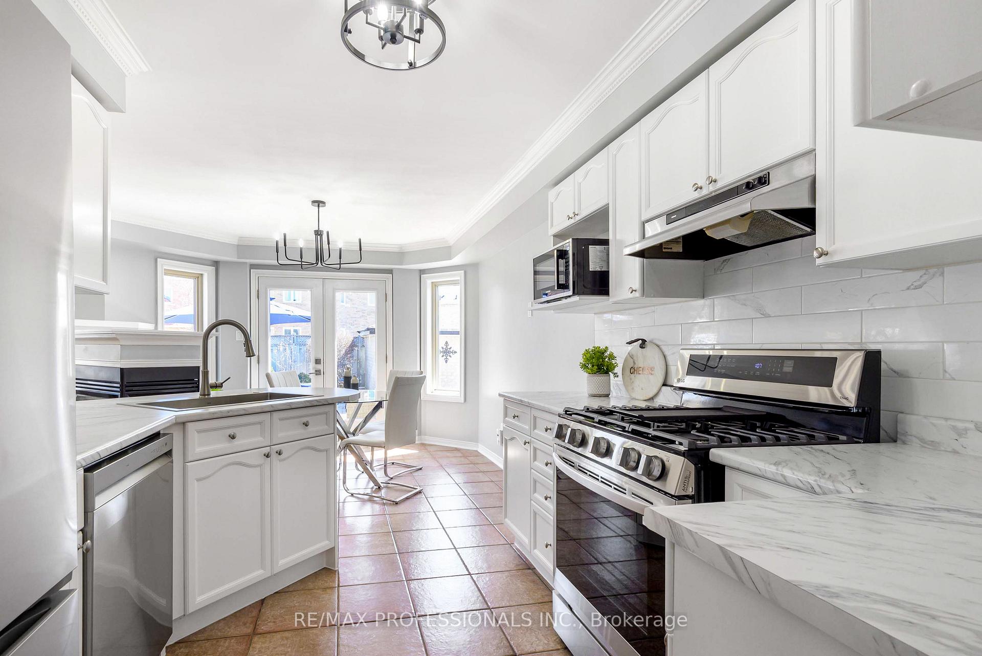 Photo 8 of 71 Elena Crescent, Vaughan, Maple — HOMEH