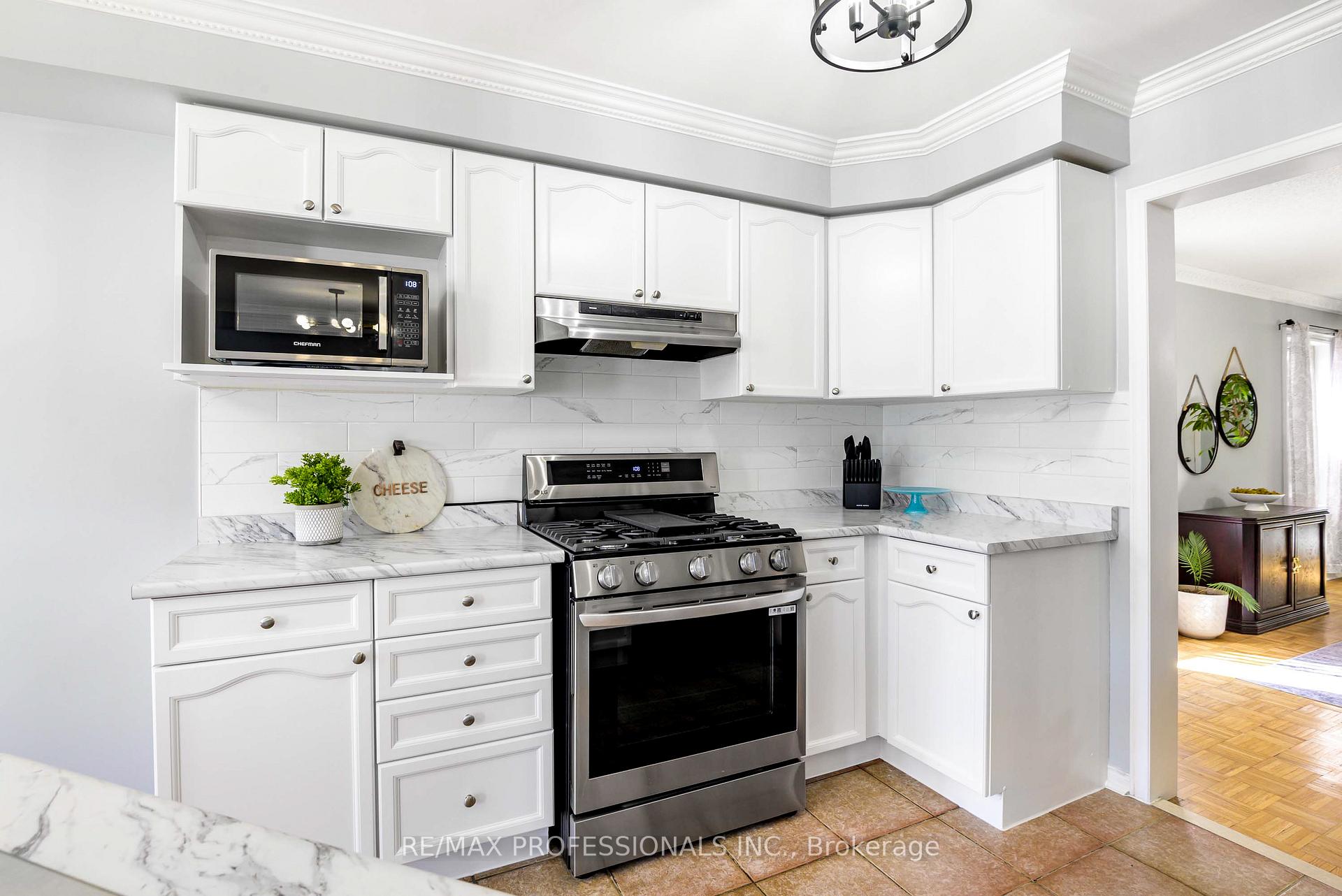 Photo 9 of 71 Elena Crescent, Vaughan, Maple — HOMEH