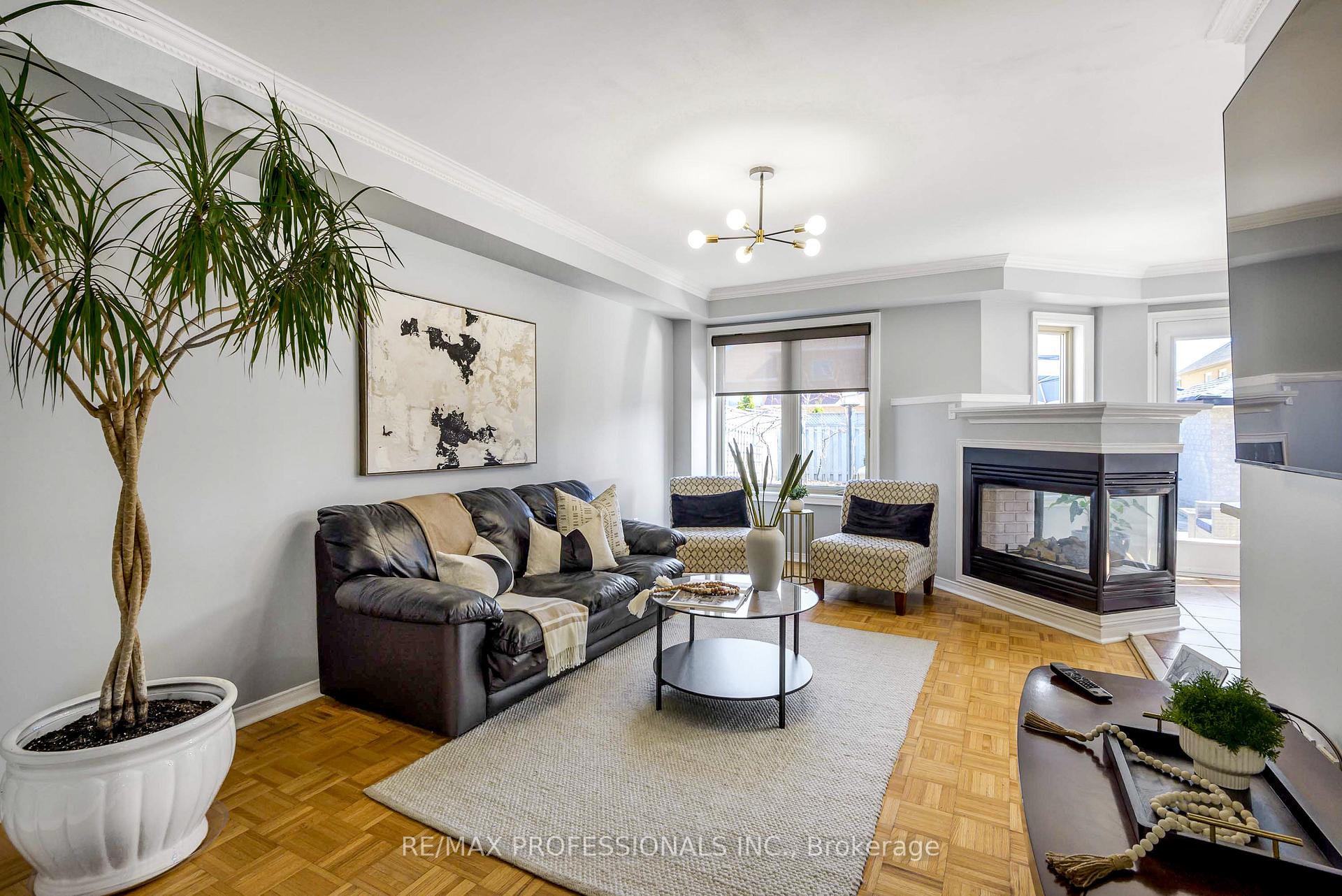 Photo 13 of 71 Elena Crescent, Vaughan, Maple — HOMEH