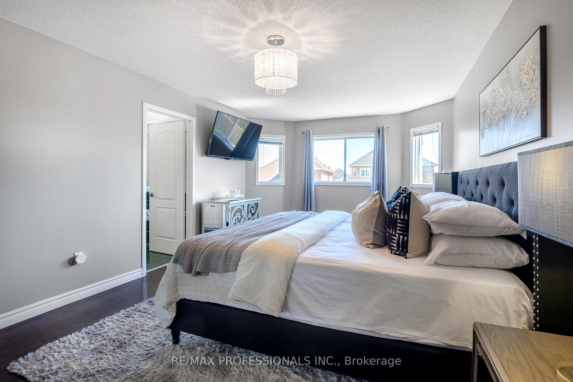 Photo 19 of 71 Elena Crescent, Vaughan, Maple — HOMEH