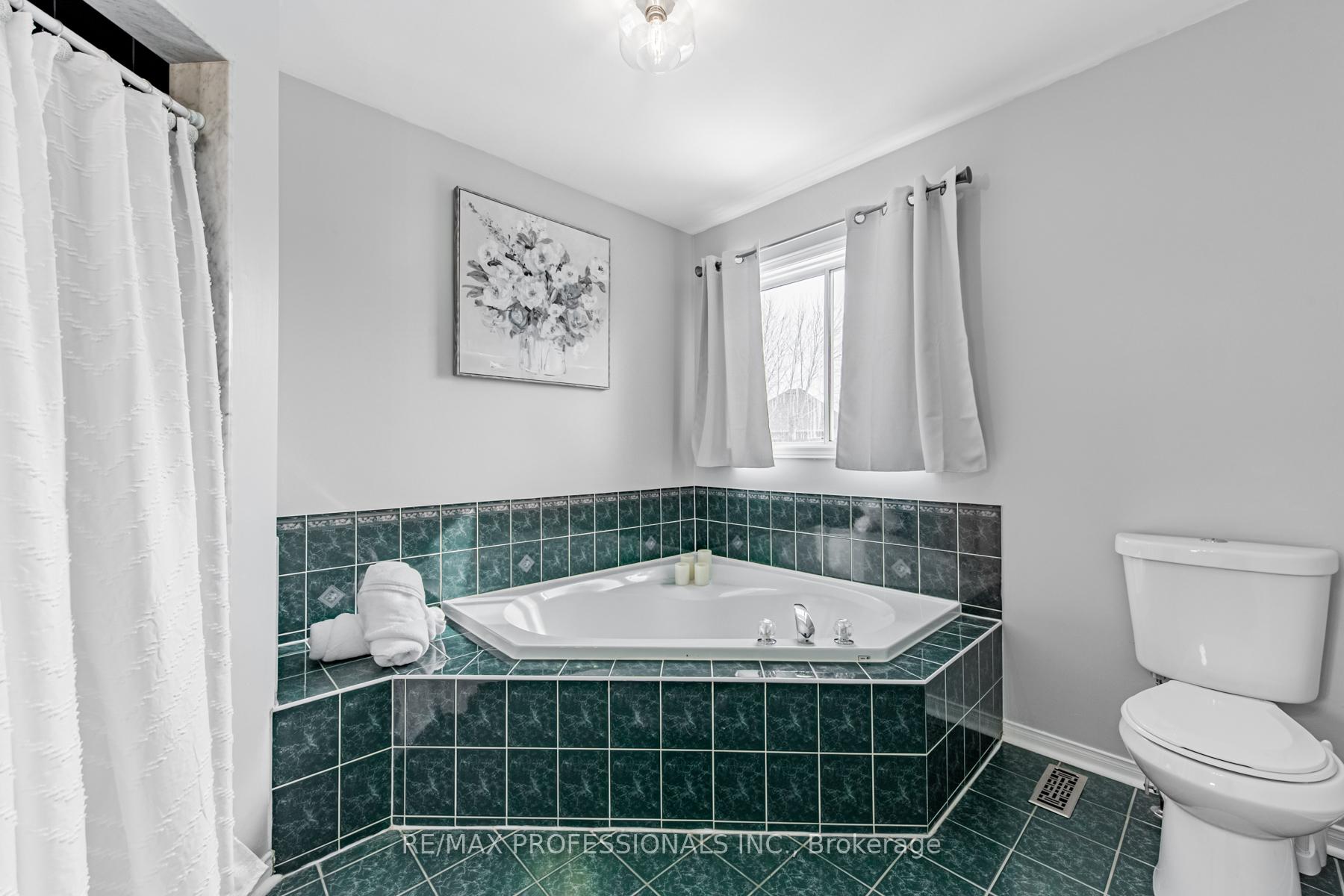 Photo 22 of 71 Elena Crescent, Vaughan, Maple — HOMEH