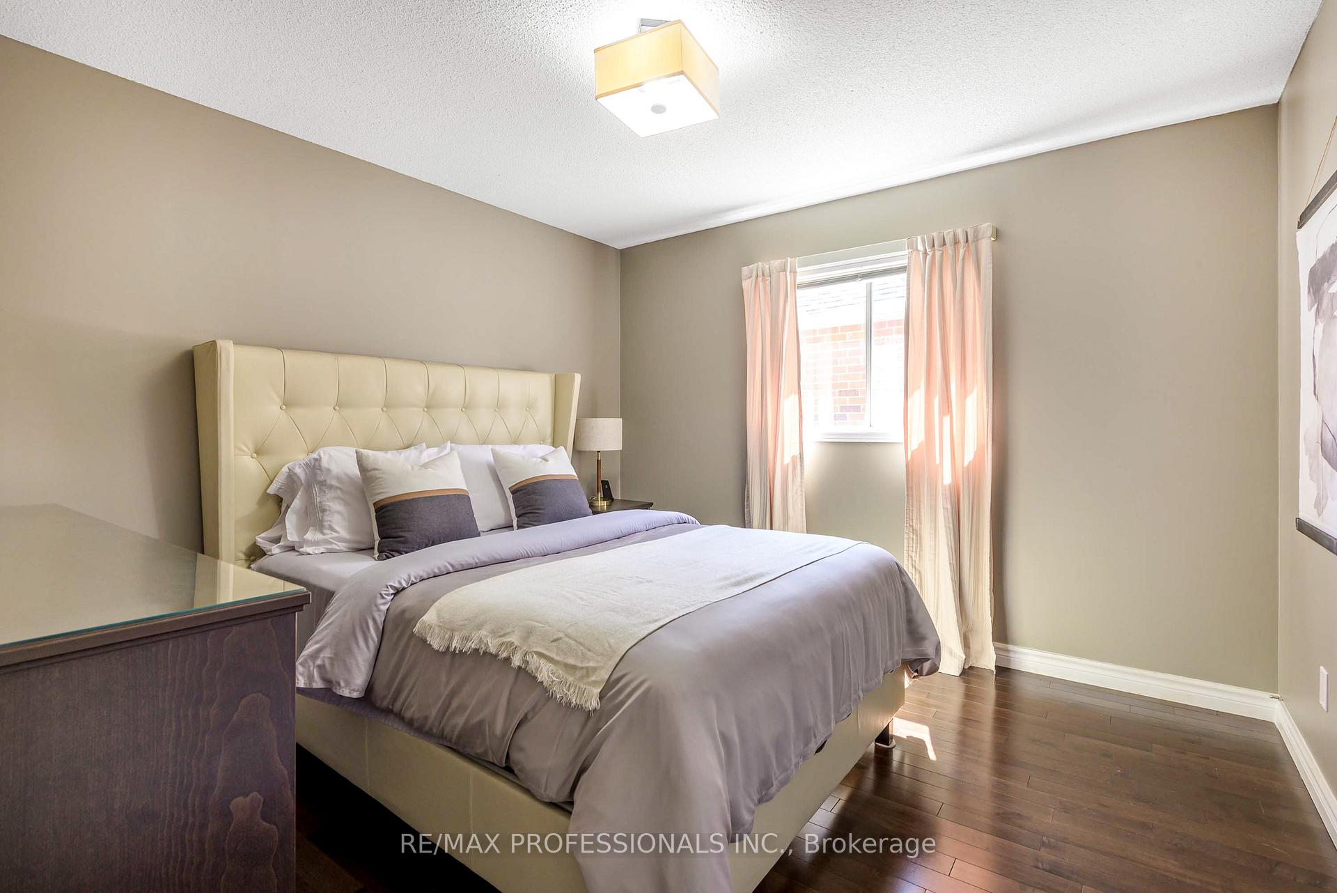 Photo 28 of 71 Elena Crescent, Vaughan, Maple — HOMEH