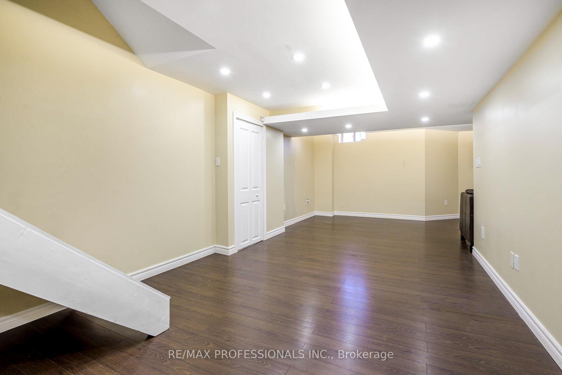 Photo 30 of 71 Elena Crescent, Vaughan, Maple — HOMEH