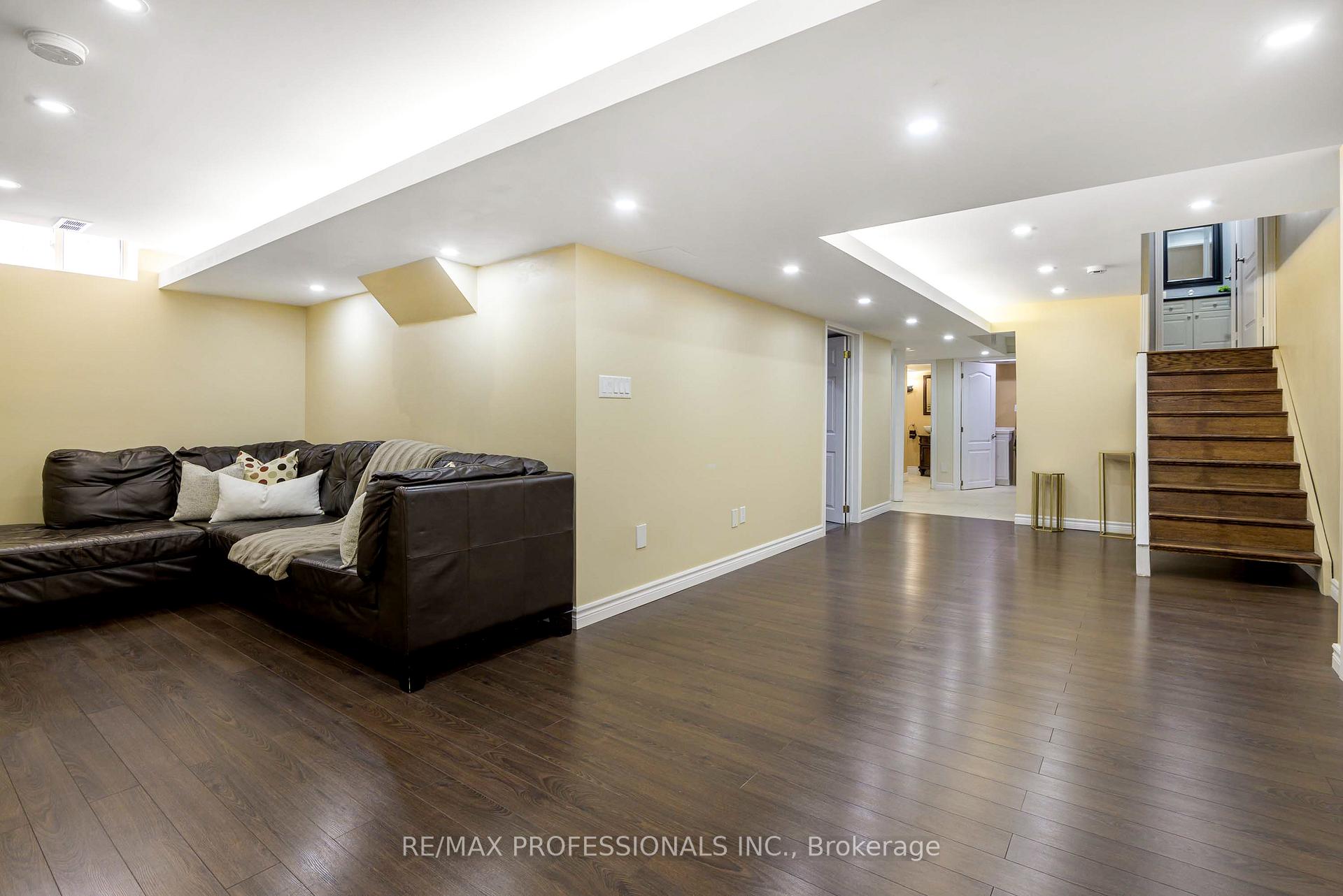 Photo 31 of 71 Elena Crescent, Vaughan, Maple — HOMEH