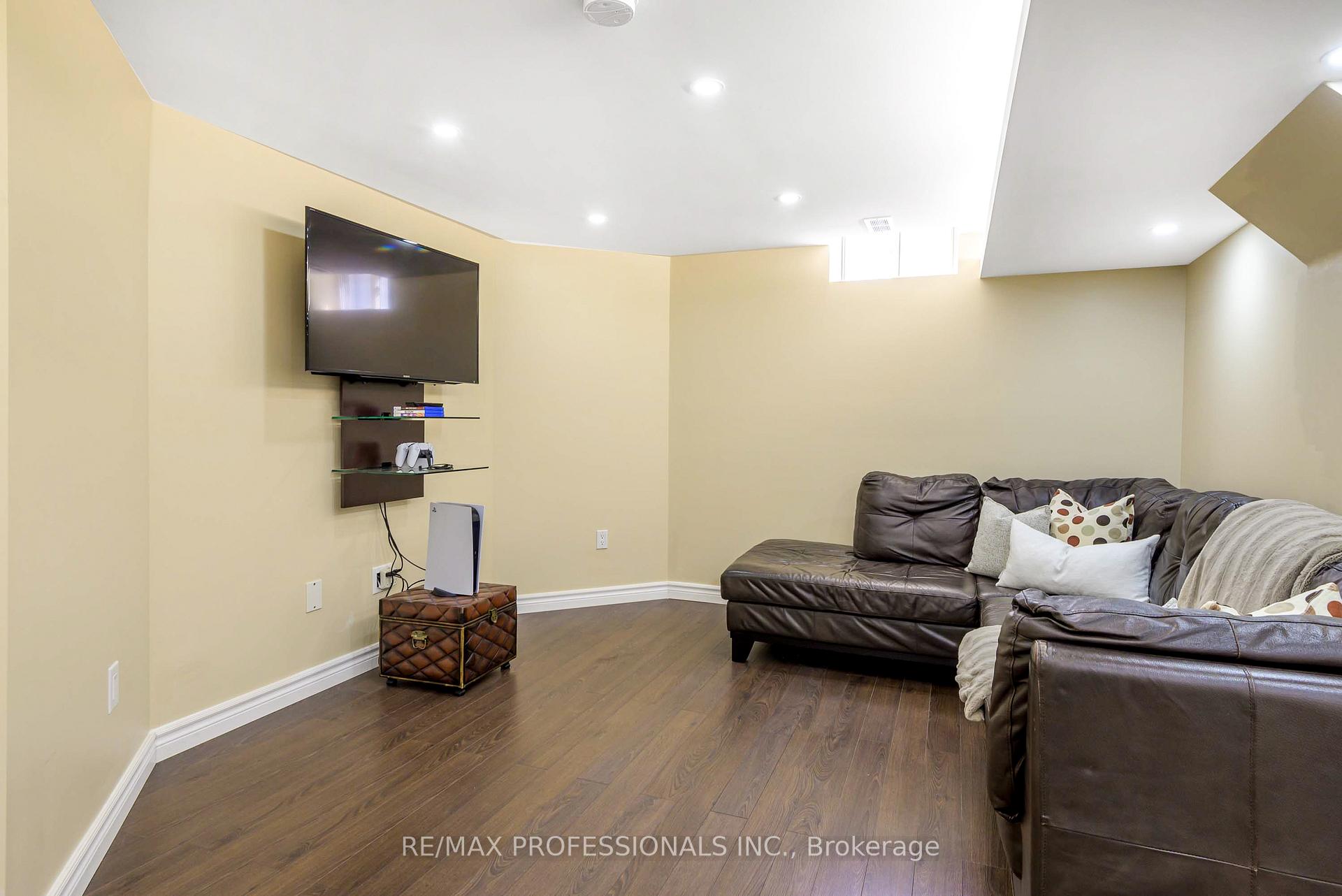 Photo 32 of 71 Elena Crescent, Vaughan, Maple — HOMEH