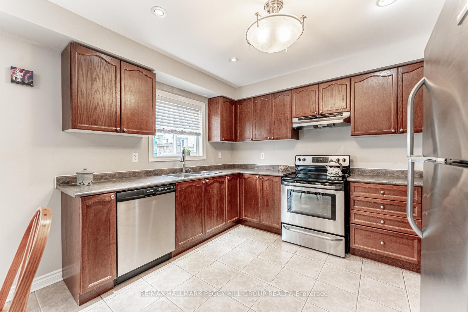 Photo 3 of 51 Maple Crown Terrace, Barrie, Innis-Shore — HOMEH