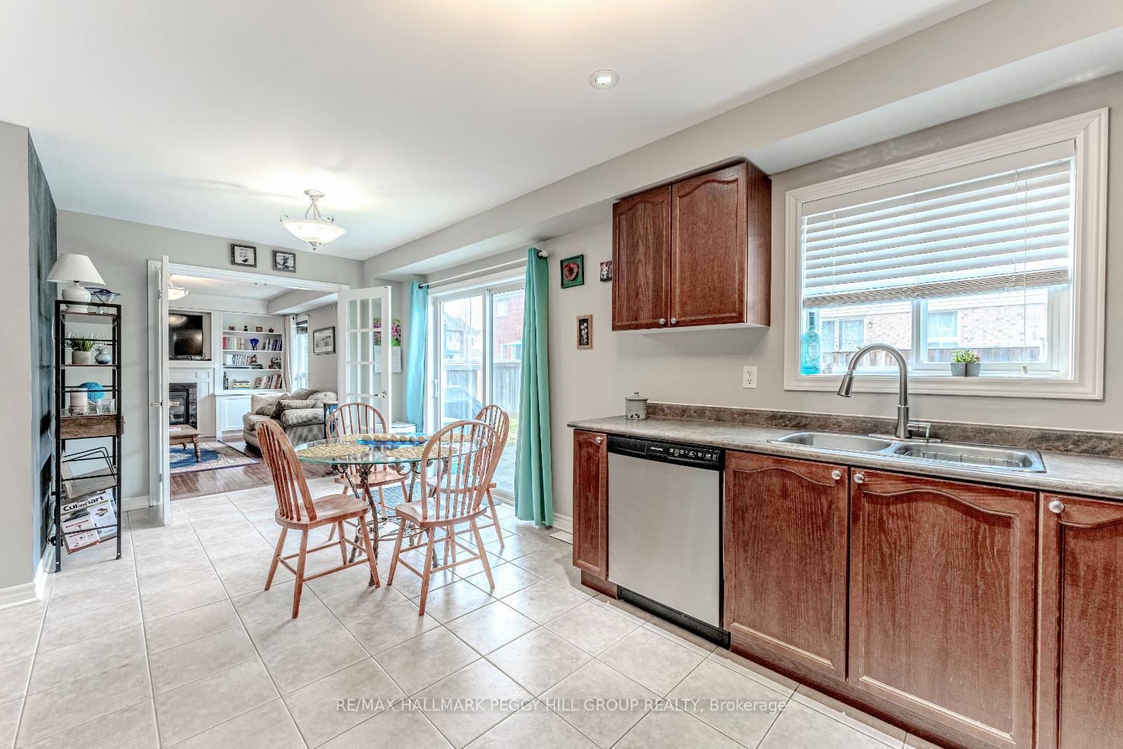 Photo 4 of 51 Maple Crown Terrace, Barrie, Innis-Shore — HOMEH