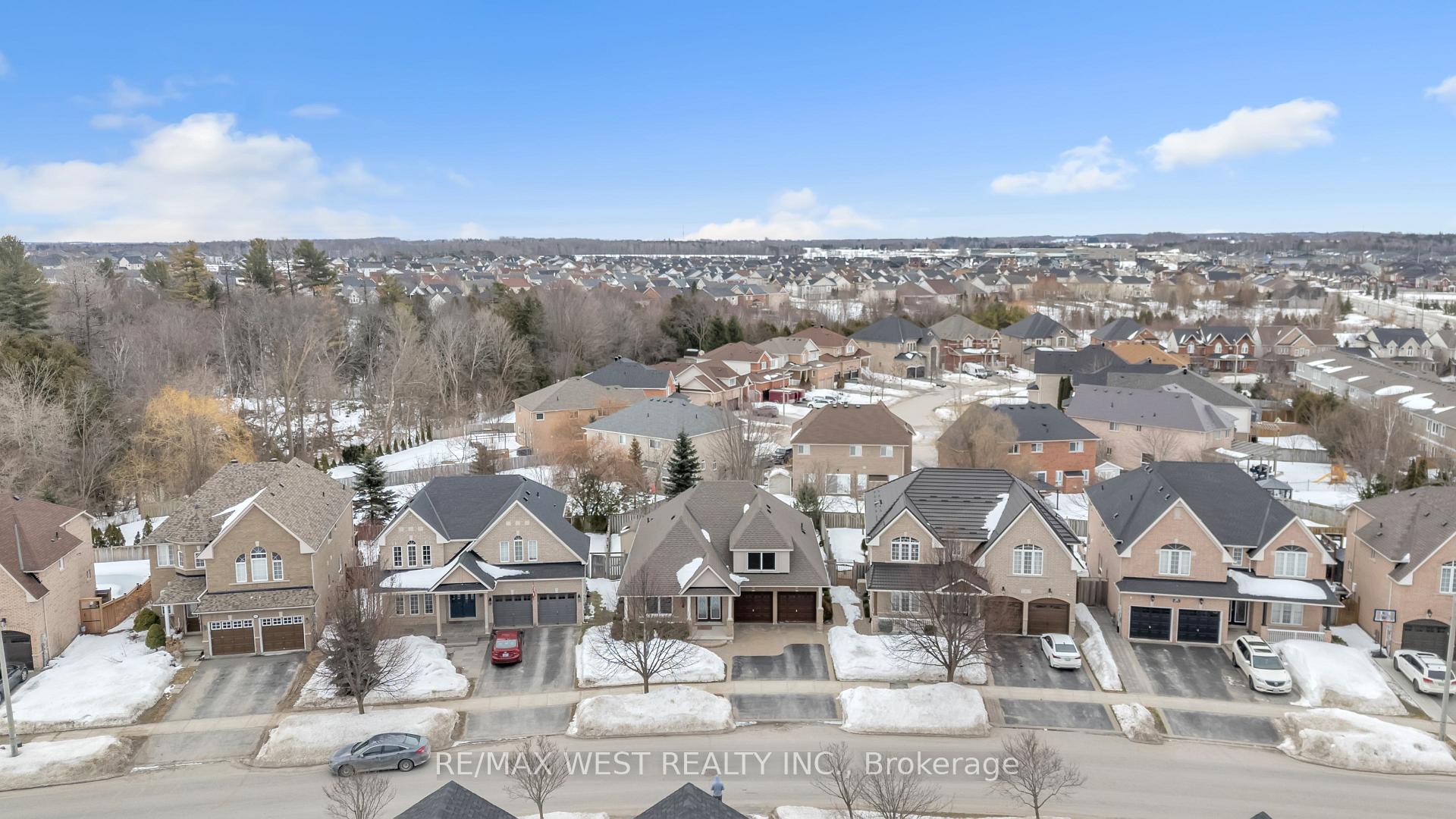 Photo 3 of 63 Empire Drive, Barrie, Innis-Shore — HOMEH