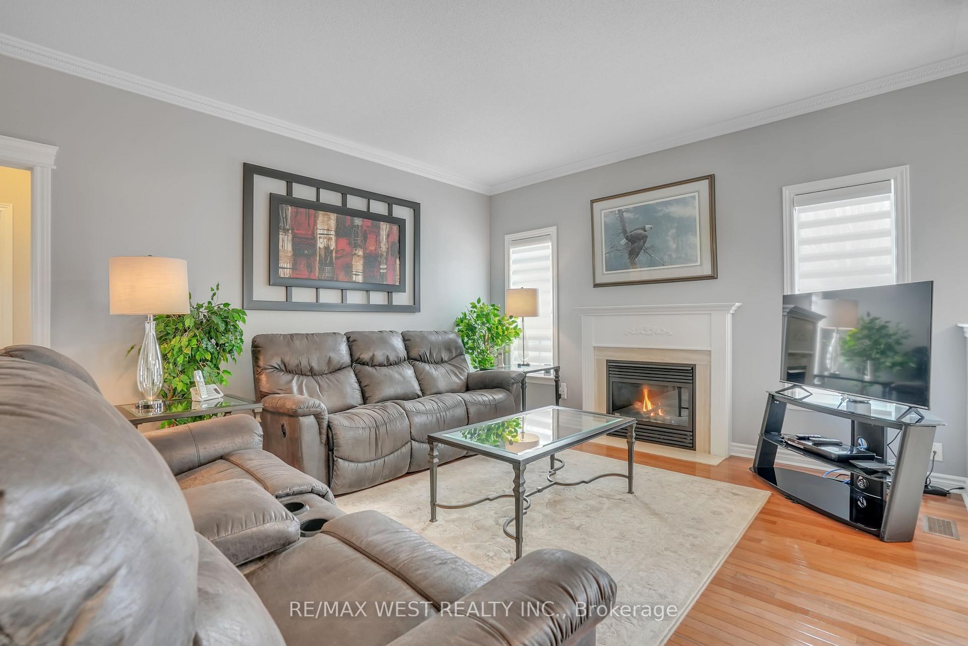 Photo 4 of 63 Empire Drive, Barrie, Innis-Shore — HOMEH