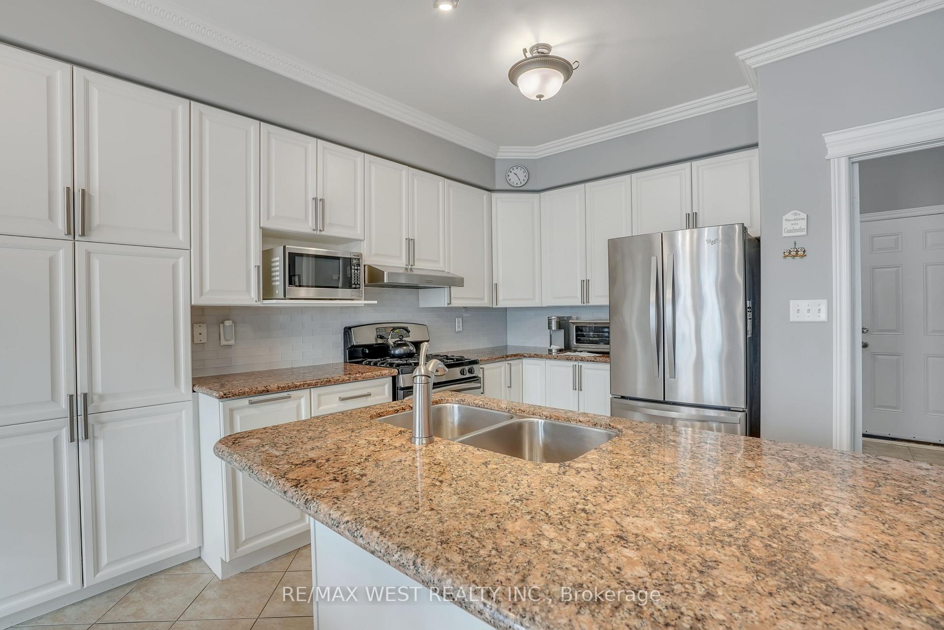 Photo 6 of 63 Empire Drive, Barrie, Innis-Shore — HOMEH