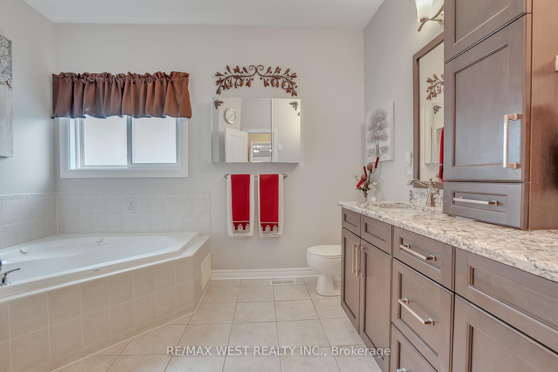 Photo 13 of 63 Empire Drive, Barrie, Innis-Shore — HOMEH