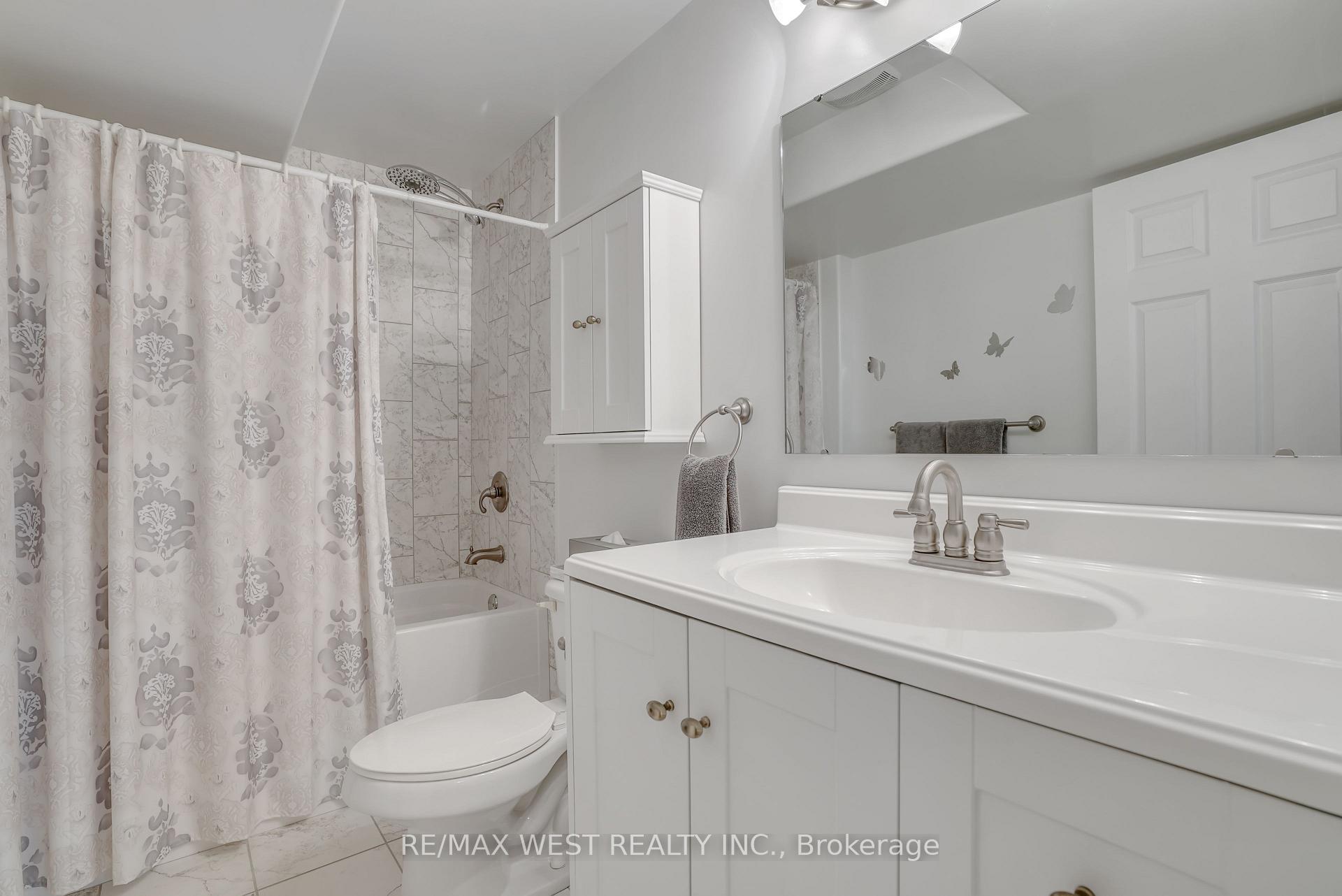 Photo 16 of 63 Empire Drive, Barrie, Innis-Shore — HOMEH