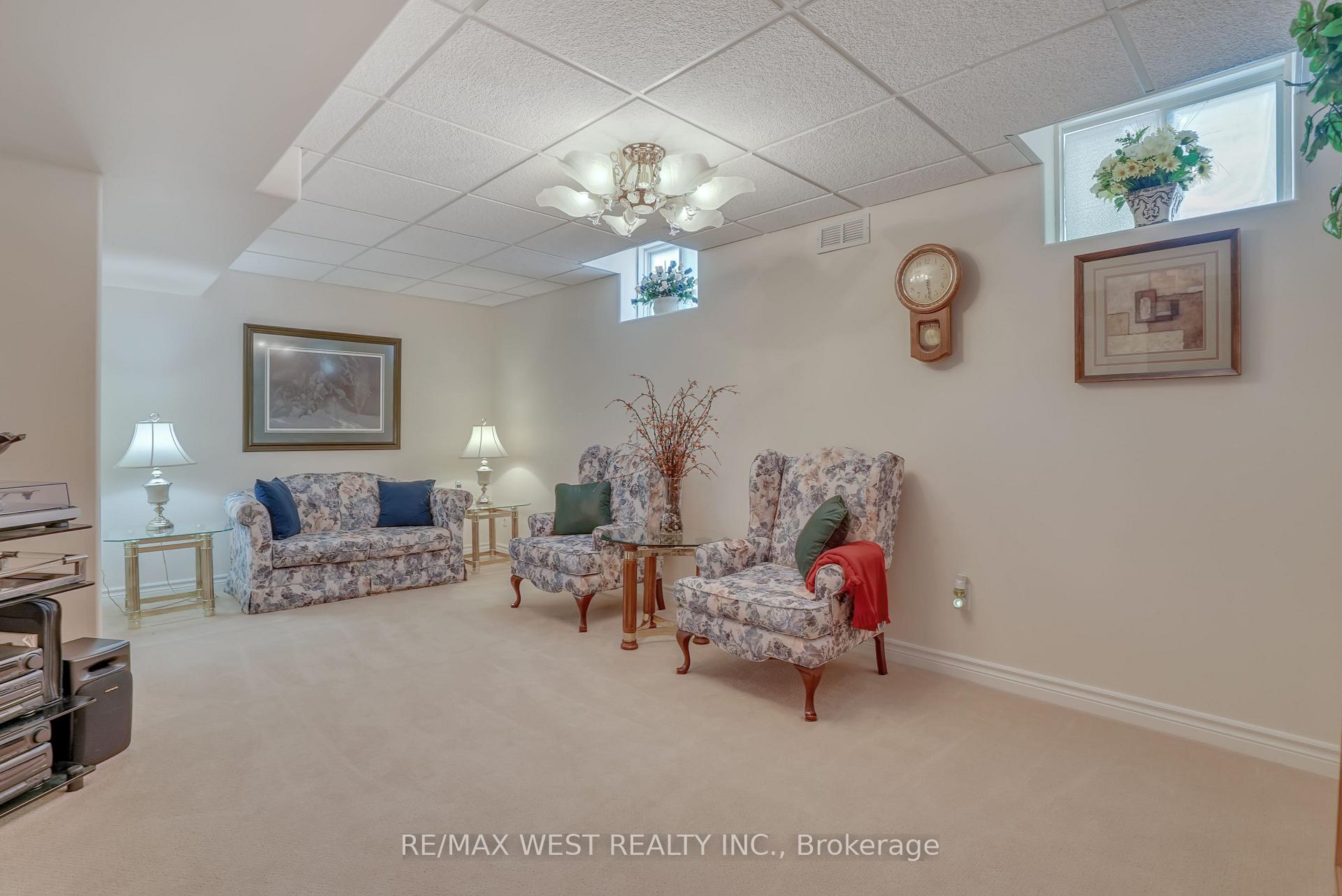 Photo 17 of 63 Empire Drive, Barrie, Innis-Shore — HOMEH