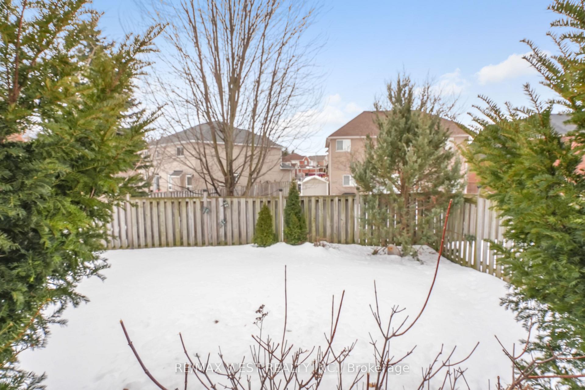 Photo 18 of 63 Empire Drive, Barrie, Innis-Shore — HOMEH