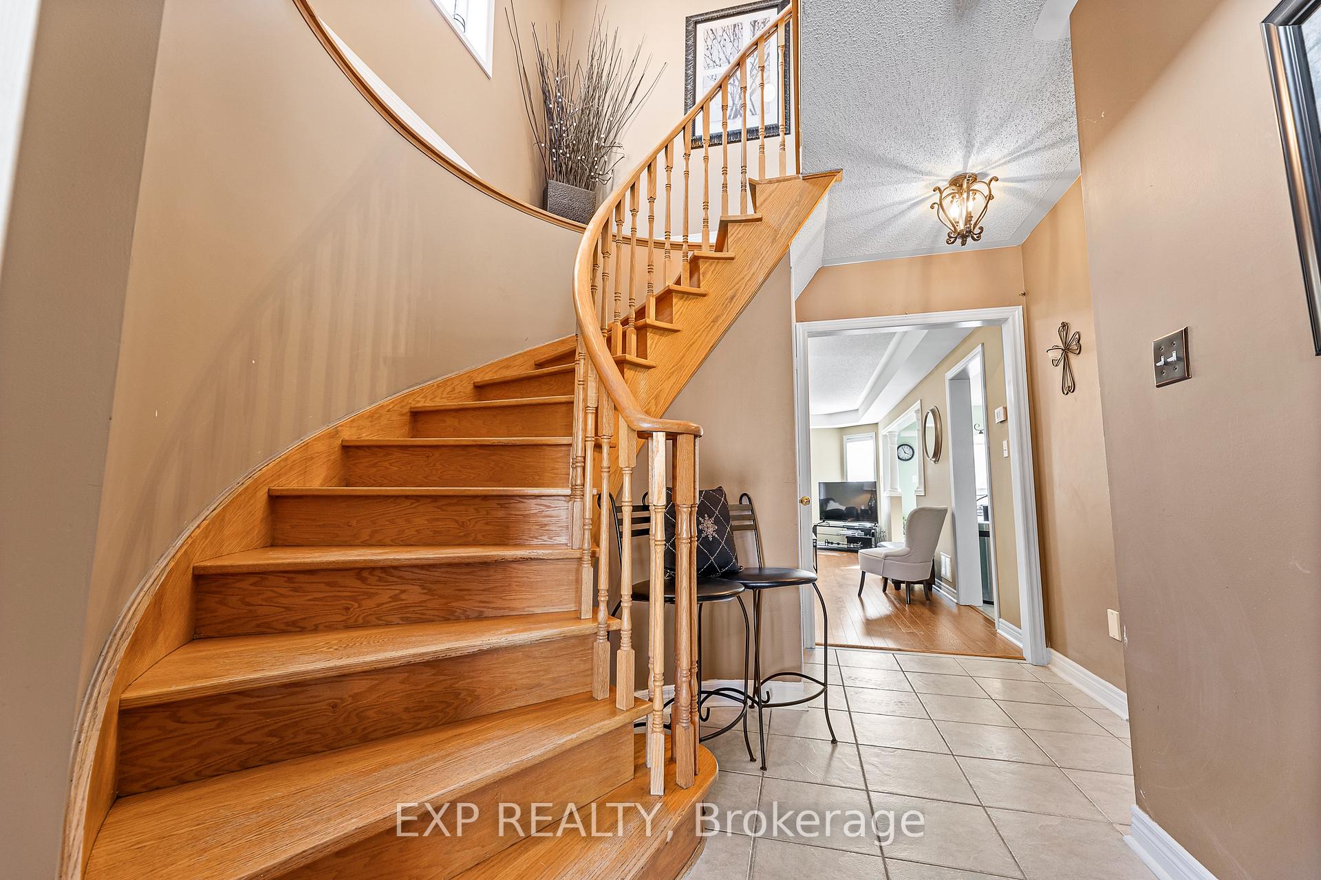 Photo 2 of 116 Casabel Drive, Vaughan, Vellore Village — HOMEH