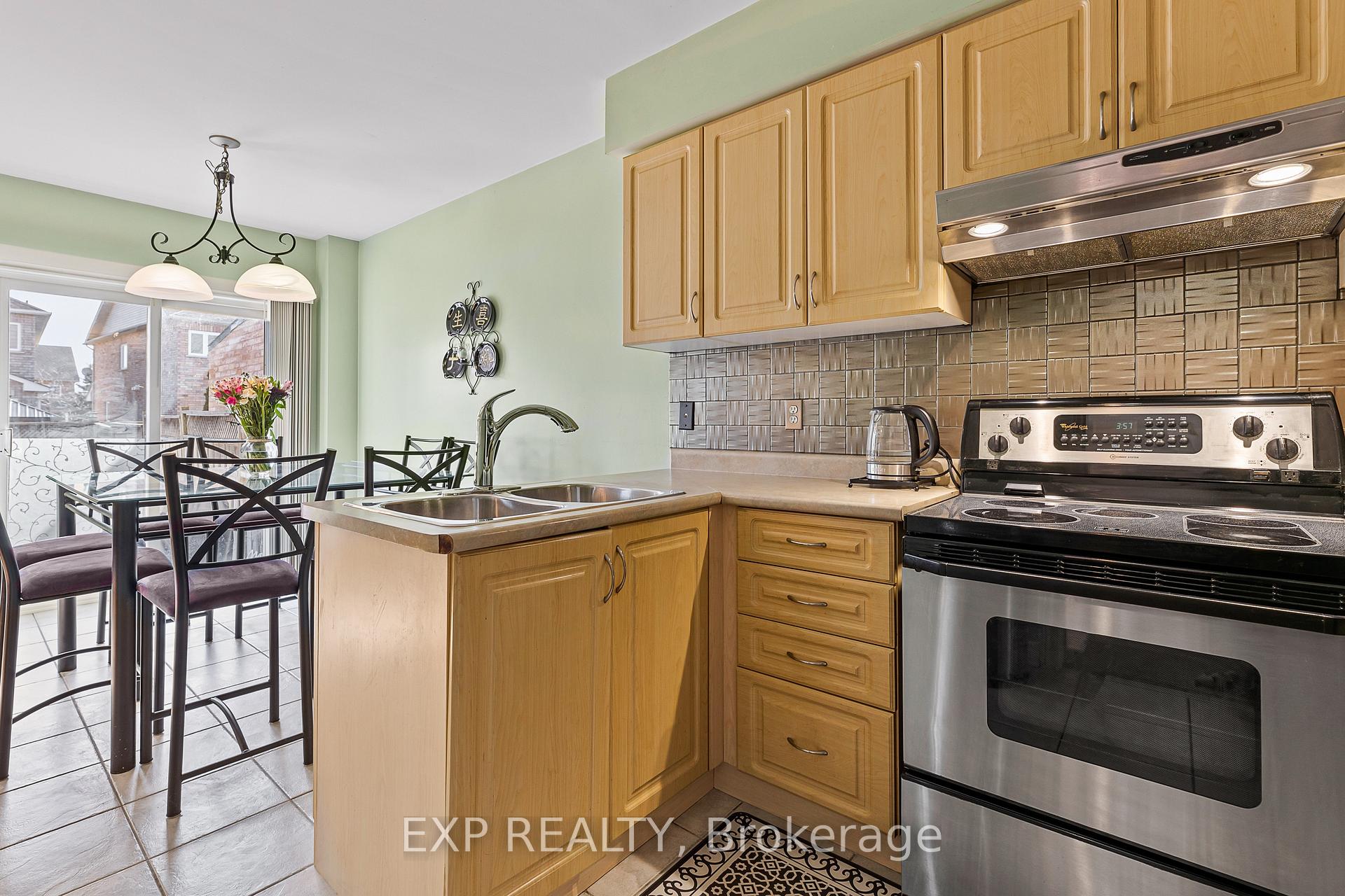 Photo 5 of 116 Casabel Drive, Vaughan, Vellore Village — HOMEH