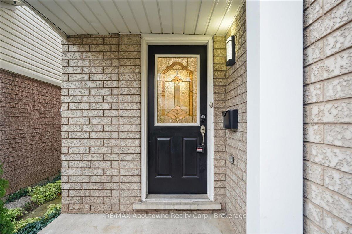 Photo 3 of 5021 Bunton Crescent, Burlington, Orchard — HOMEH