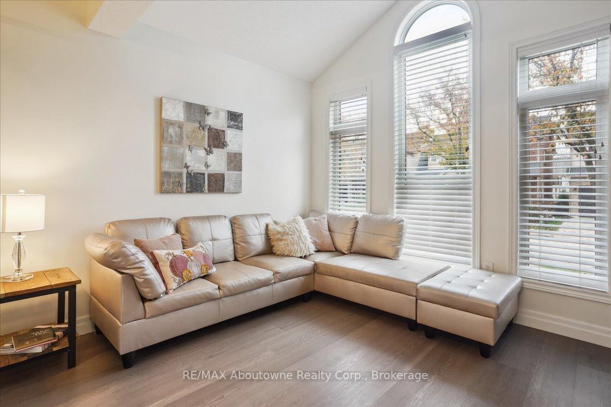 Photo 6 of 5021 Bunton Crescent, Burlington, Orchard — HOMEH