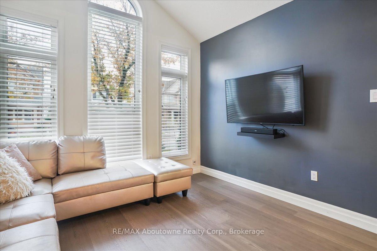 Photo 8 of 5021 Bunton Crescent, Burlington, Orchard — HOMEH