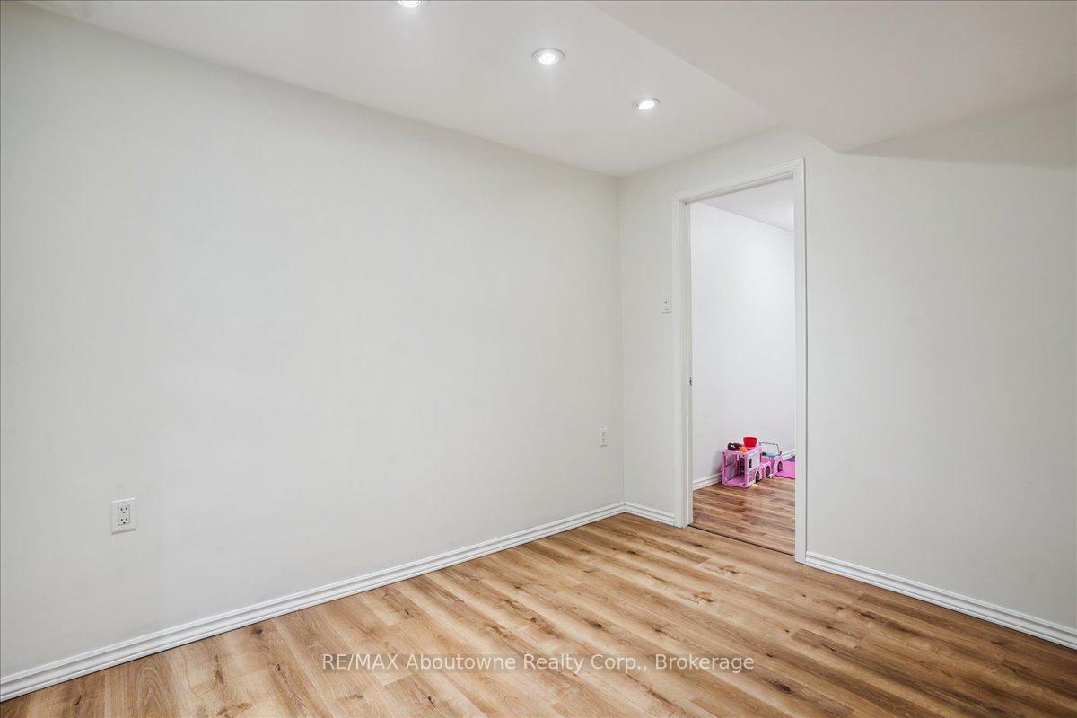 Photo 32 of 5021 Bunton Crescent, Burlington, Orchard — HOMEH