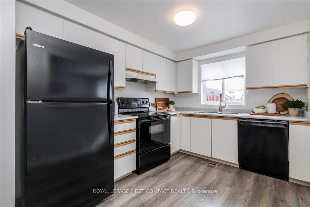 Photo 9 of 6 Caribou Court, Barrie, Holly — HOMEH