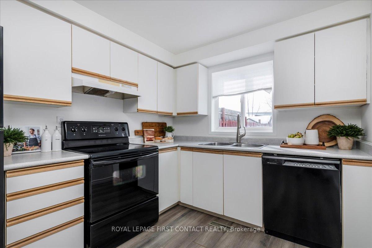 Photo 10 of 6 Caribou Court, Barrie, Holly — HOMEH