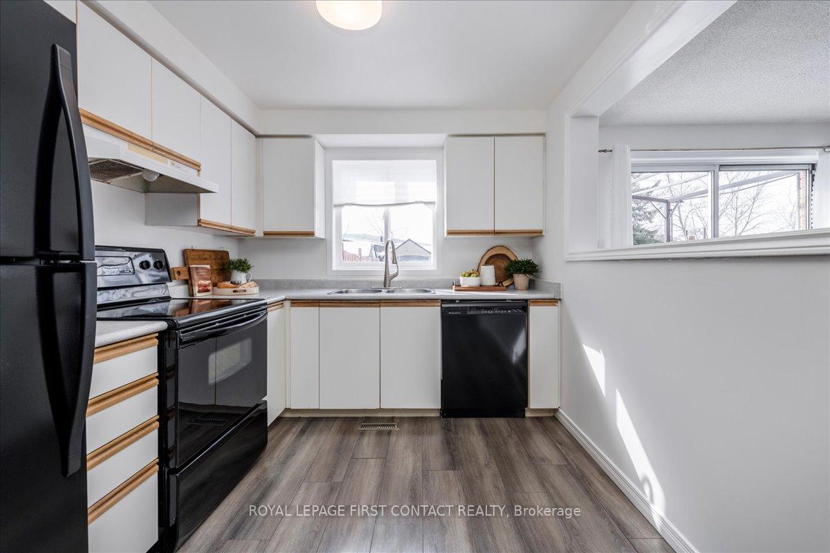 Photo 11 of 6 Caribou Court, Barrie, Holly — HOMEH