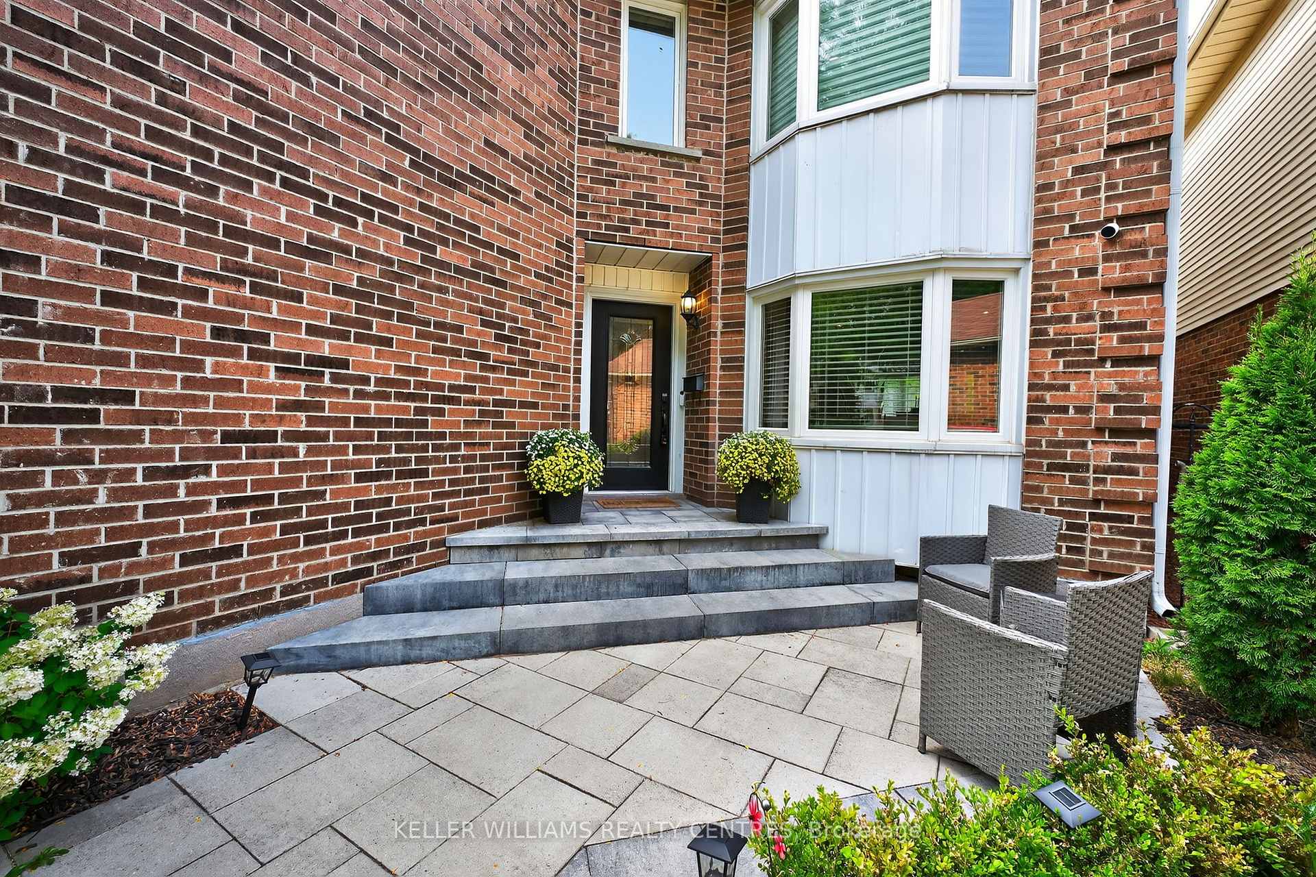 Photo 3 of 42 Buchanan Crescent, Aurora, Aurora Village — HOMEH