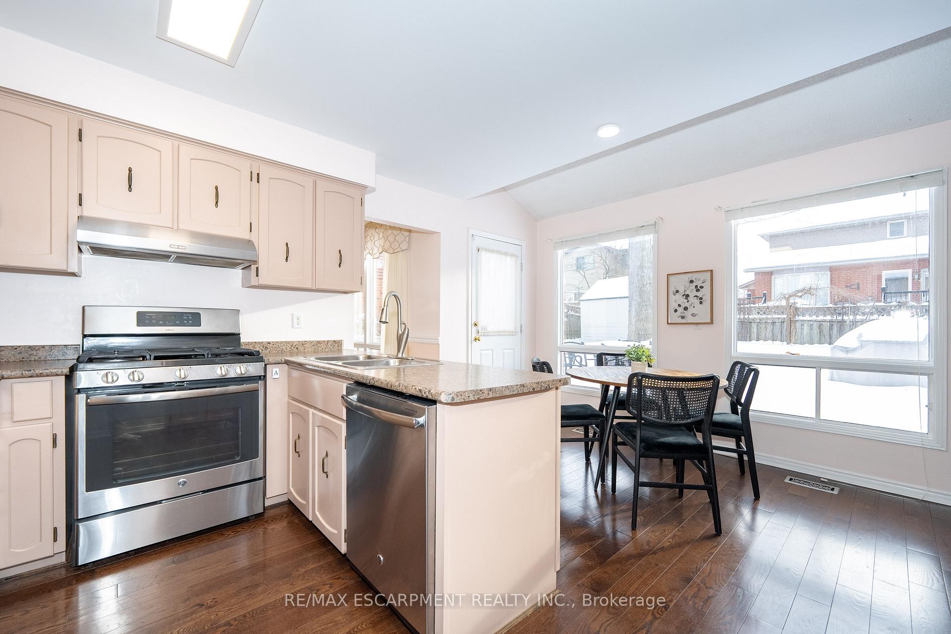 Photo 11 of 2068 Headon Road, Burlington, Headon — HOMEH