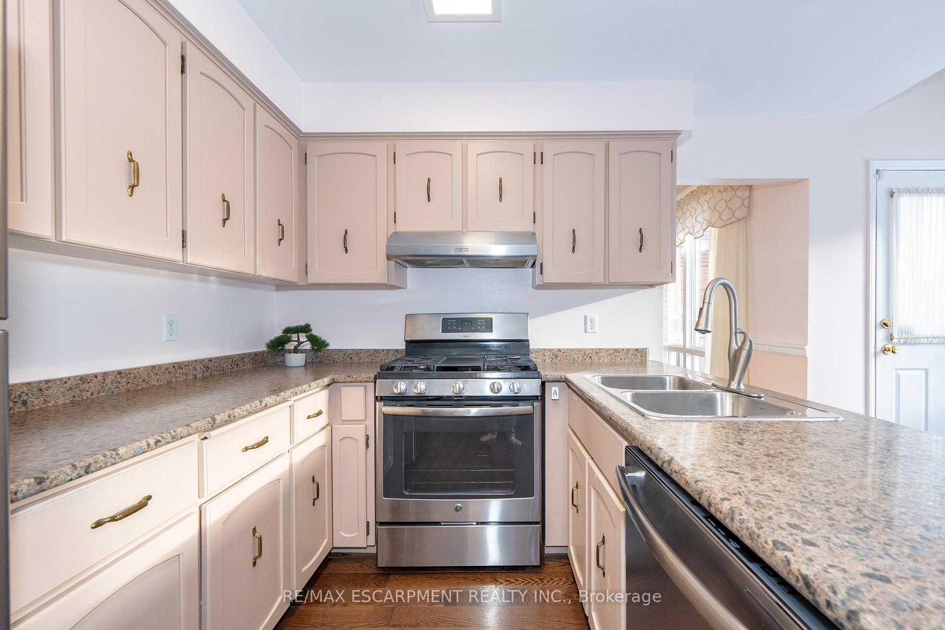Photo 12 of 2068 Headon Road, Burlington, Headon — HOMEH