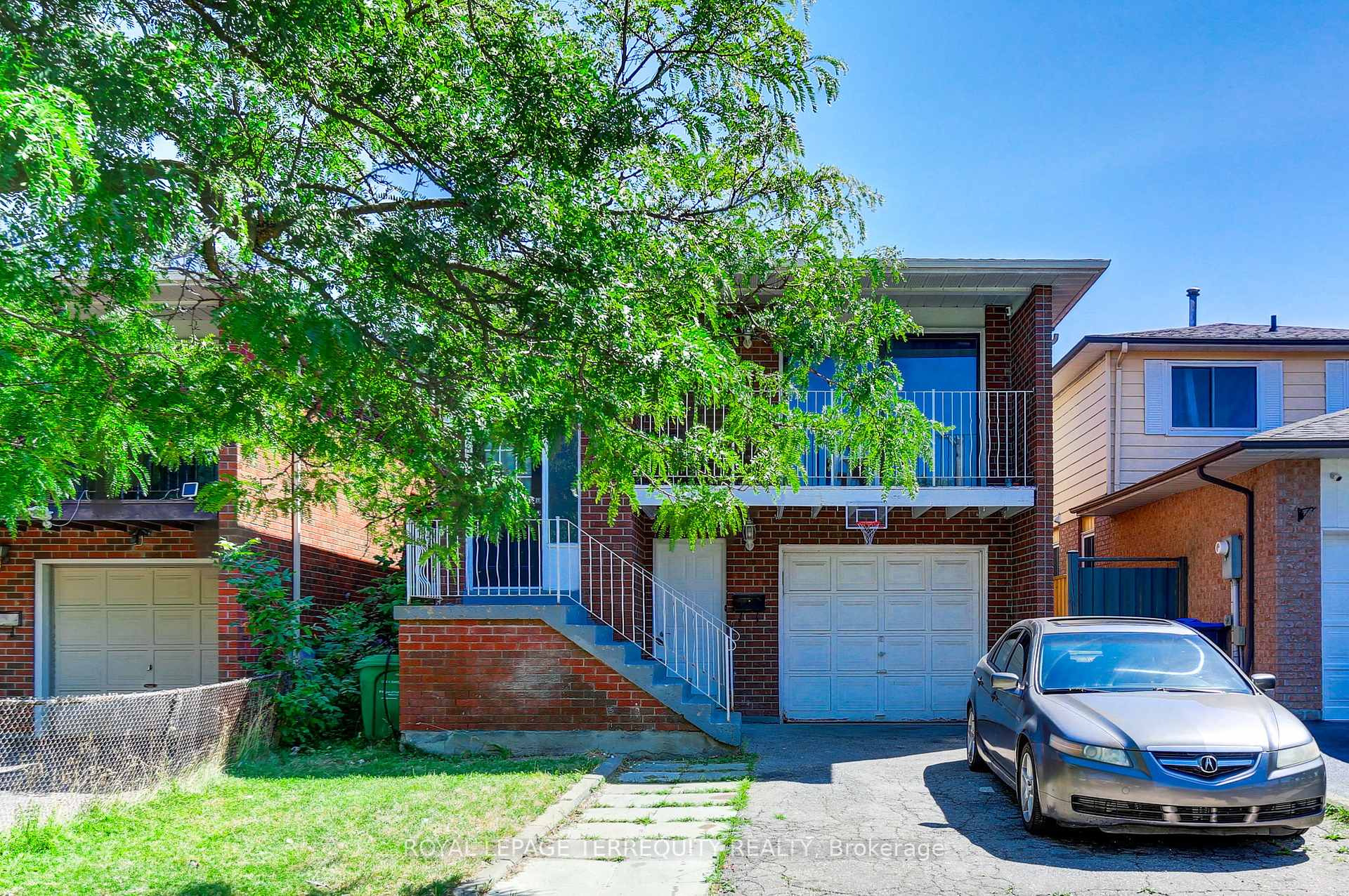 Photo 2 of 12 Martindale Crescent, Brampton, Brampton West — HOMEH