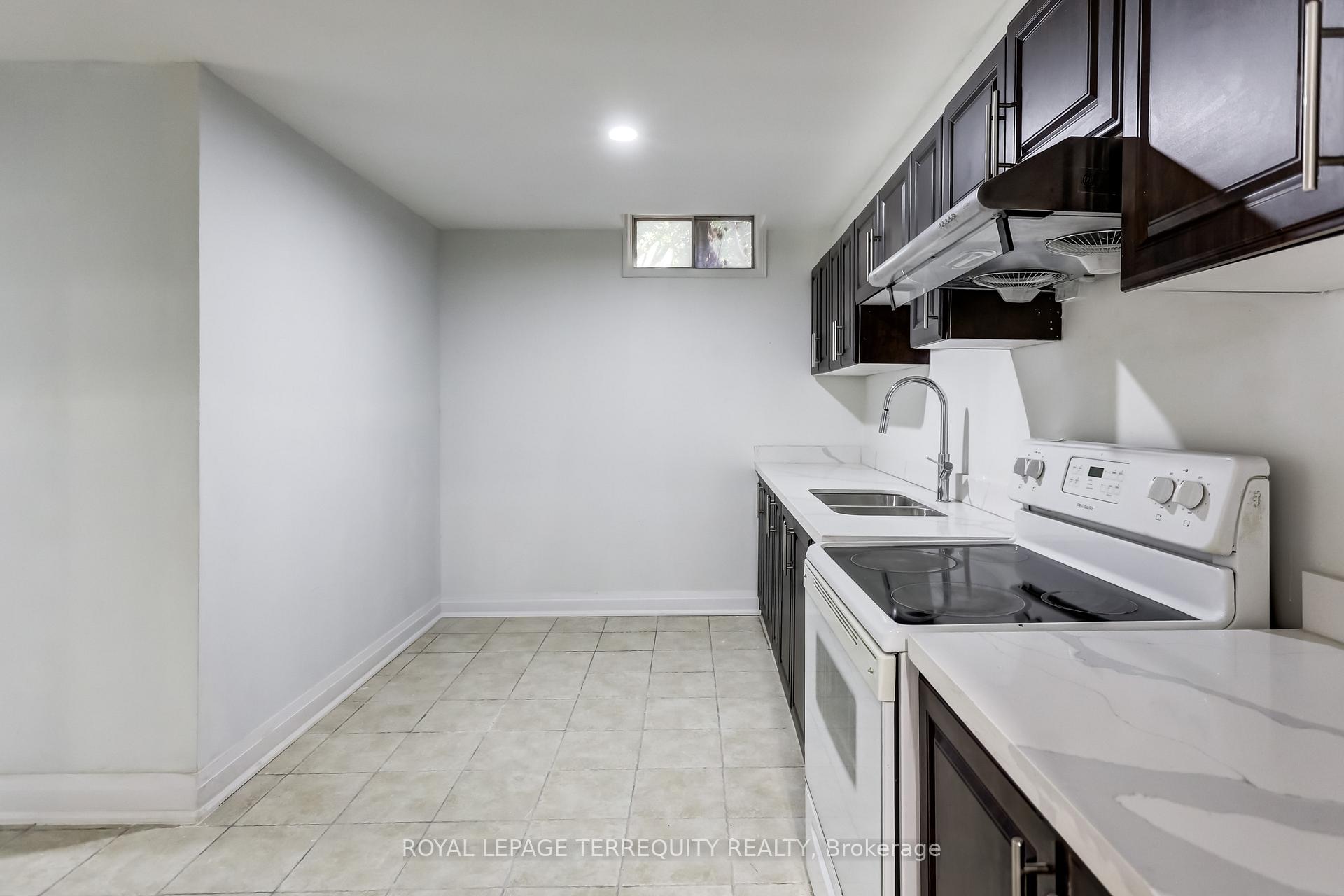 Photo 7 of 12 Martindale Crescent, Brampton, Brampton West — HOMEH