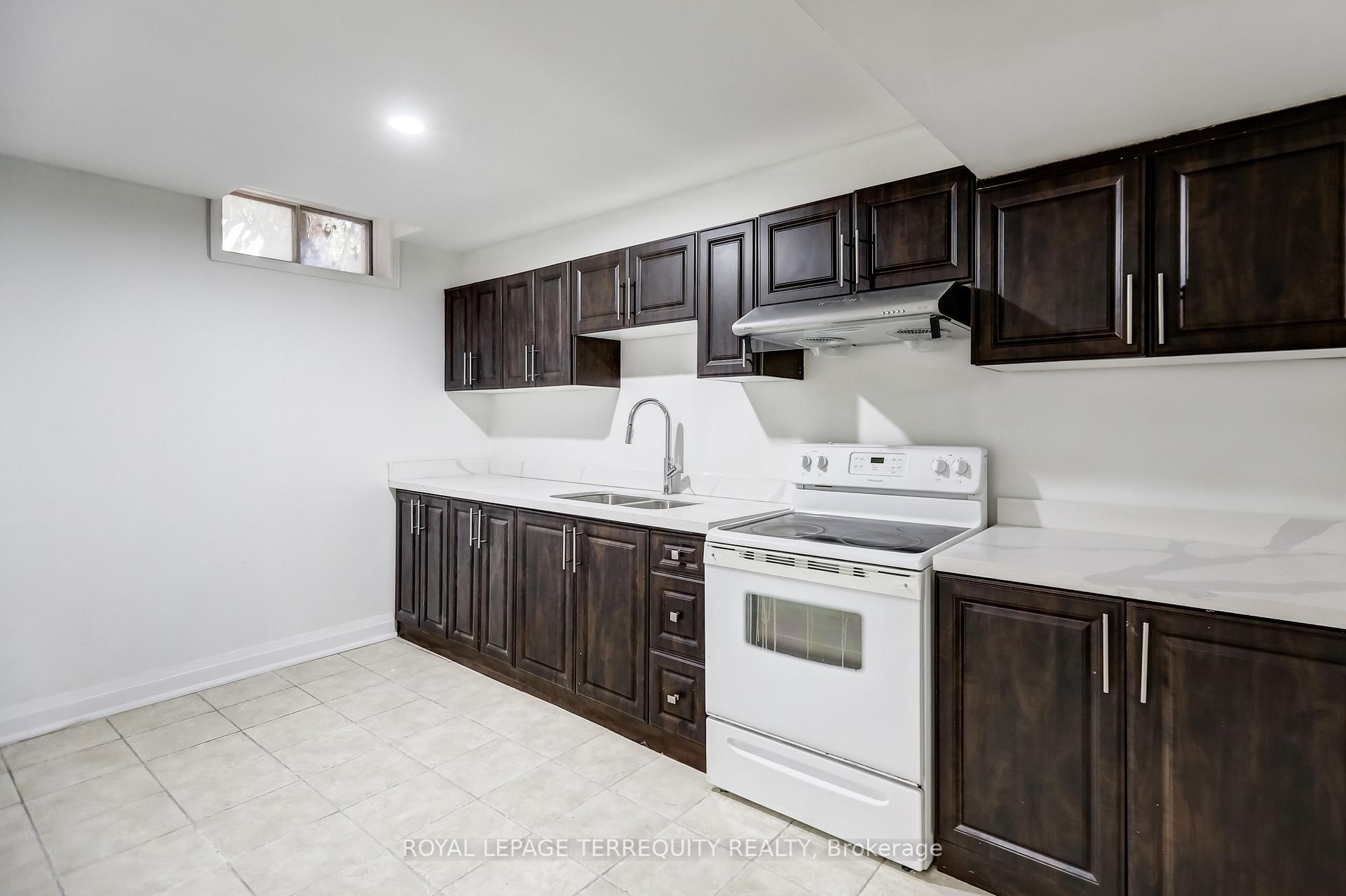 Photo 8 of 12 Martindale Crescent, Brampton, Brampton West — HOMEH