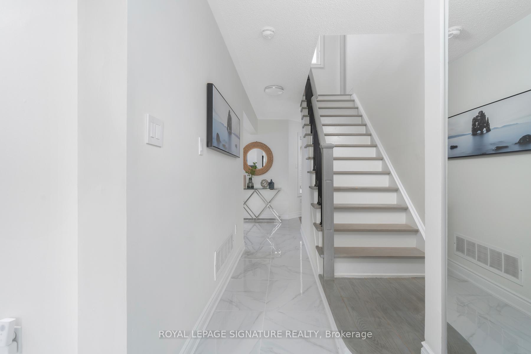 Photo 2 of 34 Denton Circle, Vaughan, Maple — HOMEH
