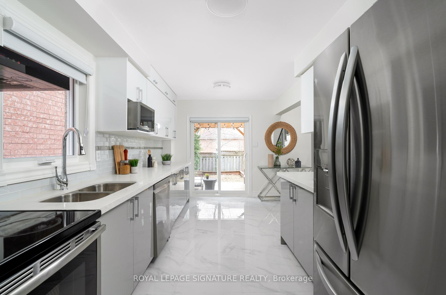 Photo 3 of 34 Denton Circle, Vaughan, Maple — HOMEH