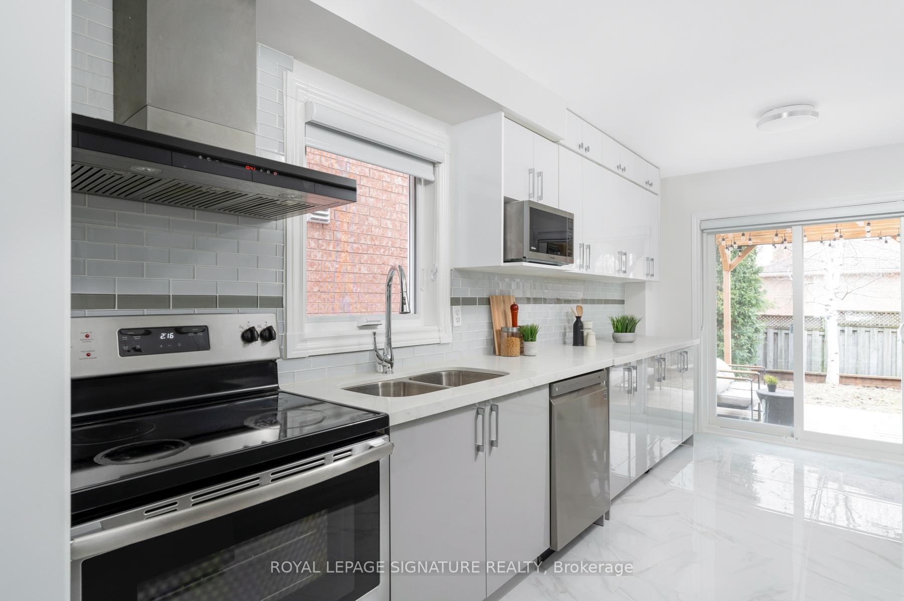 Photo 4 of 34 Denton Circle, Vaughan, Maple — HOMEH