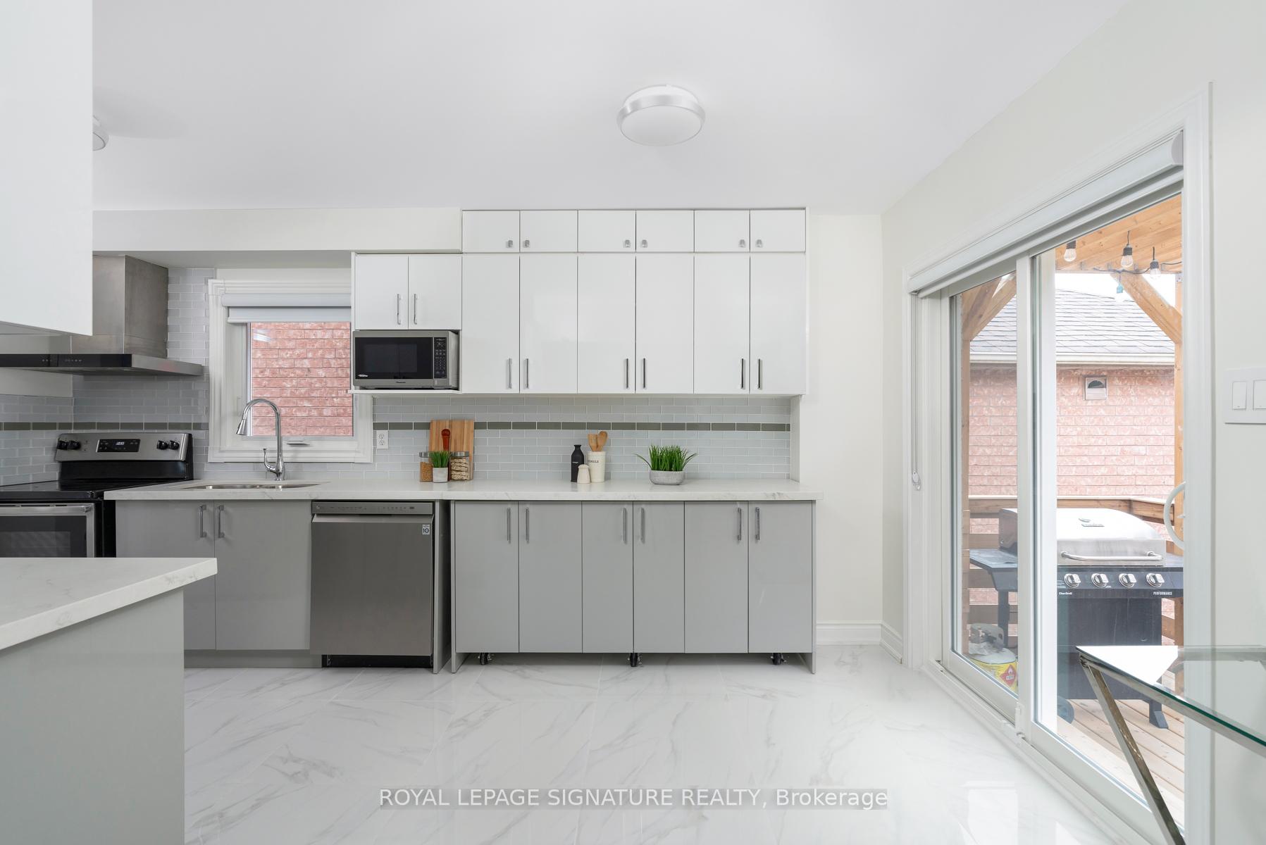 Photo 5 of 34 Denton Circle, Vaughan, Maple — HOMEH