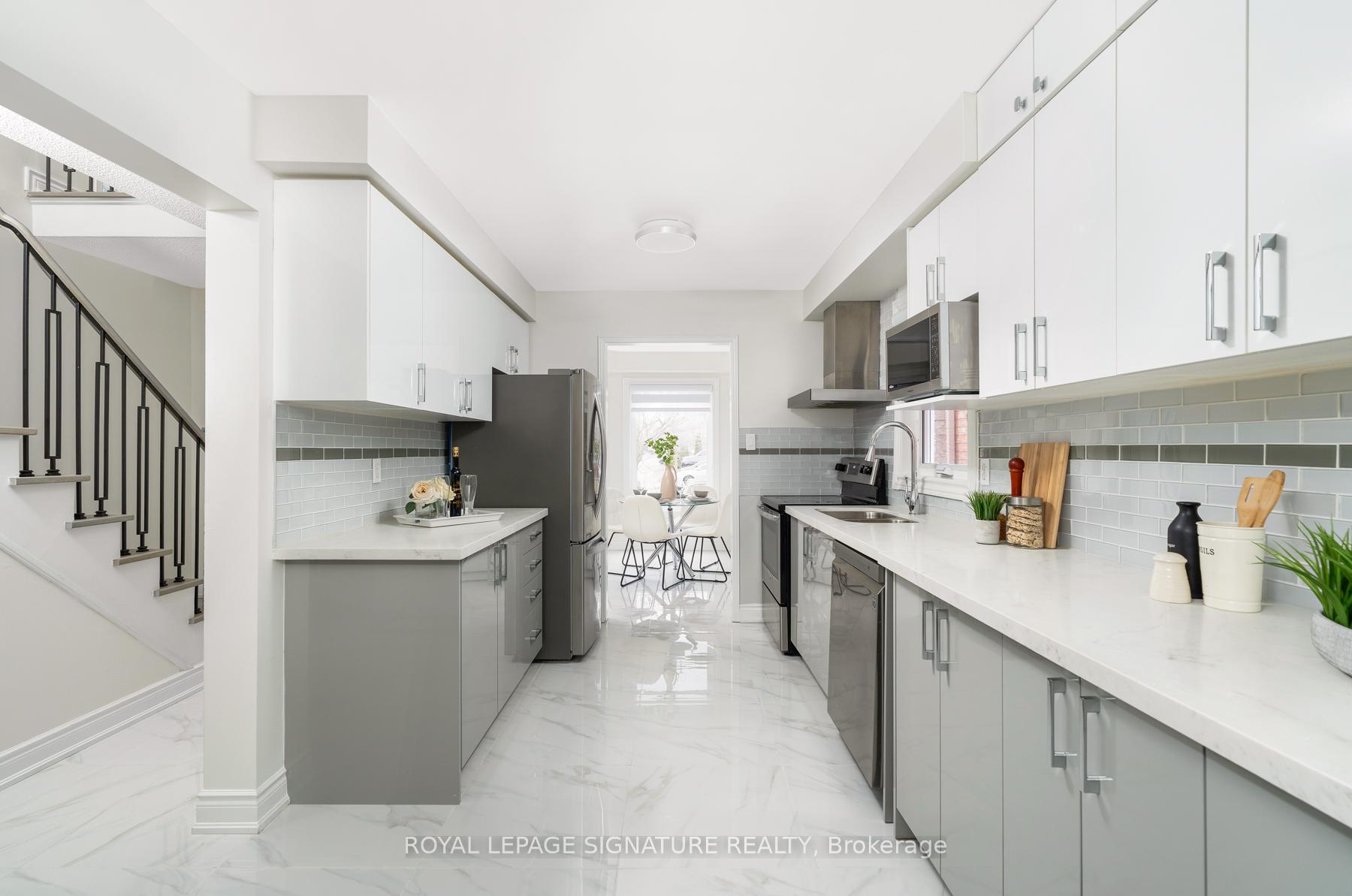 Photo 6 of 34 Denton Circle, Vaughan, Maple — HOMEH