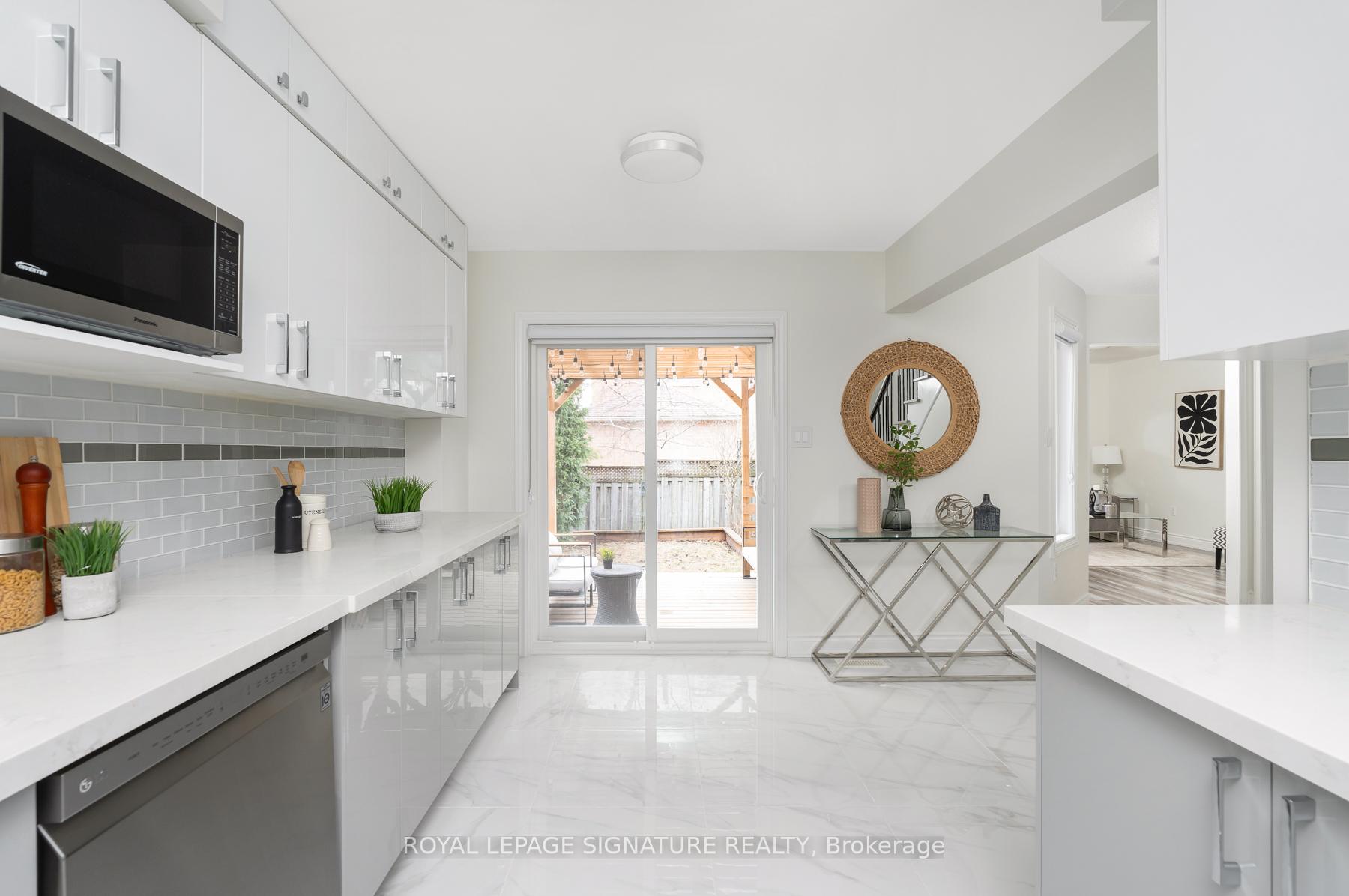 Photo 8 of 34 Denton Circle, Vaughan, Maple — HOMEH