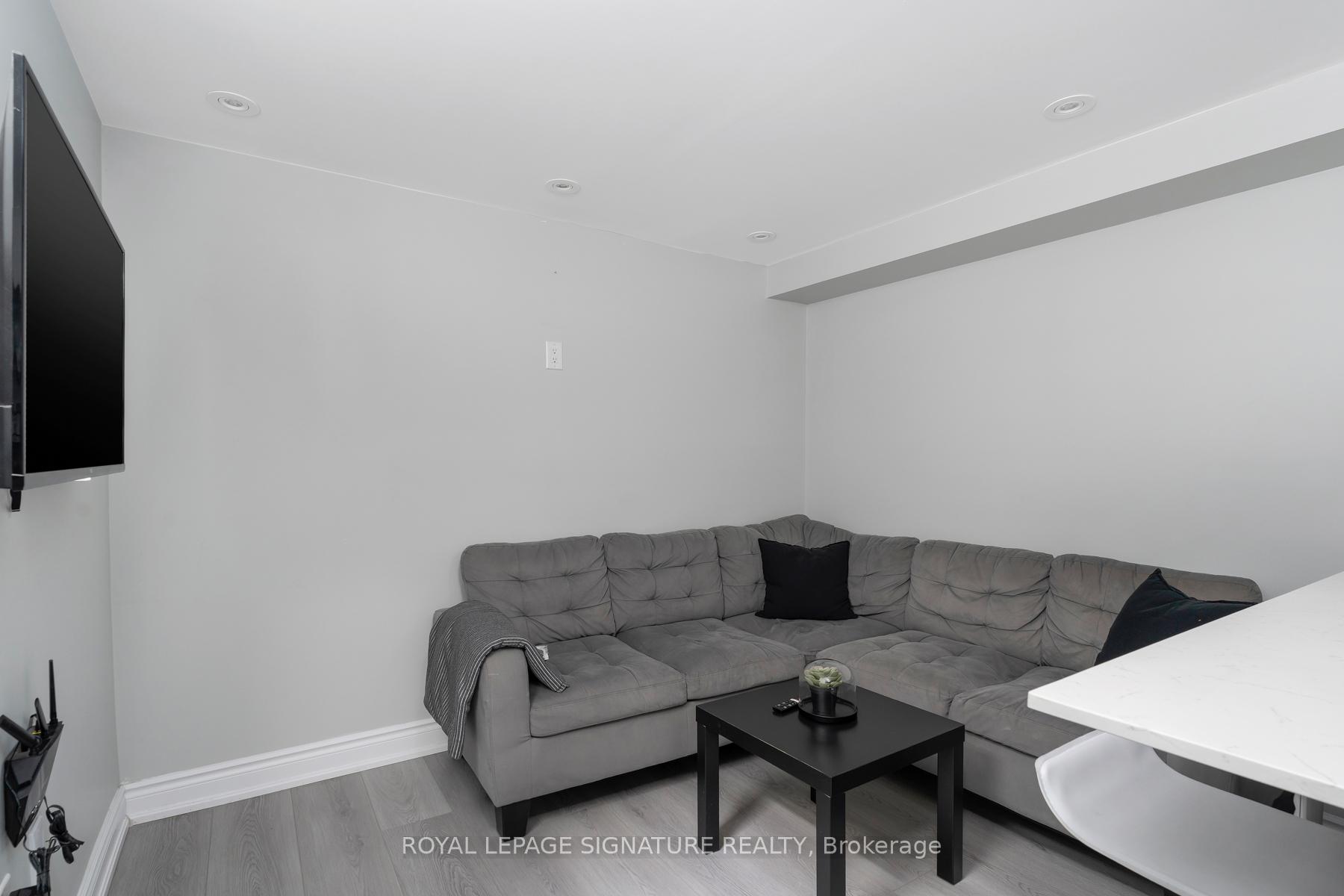 Photo 28 of 34 Denton Circle, Vaughan, Maple — HOMEH