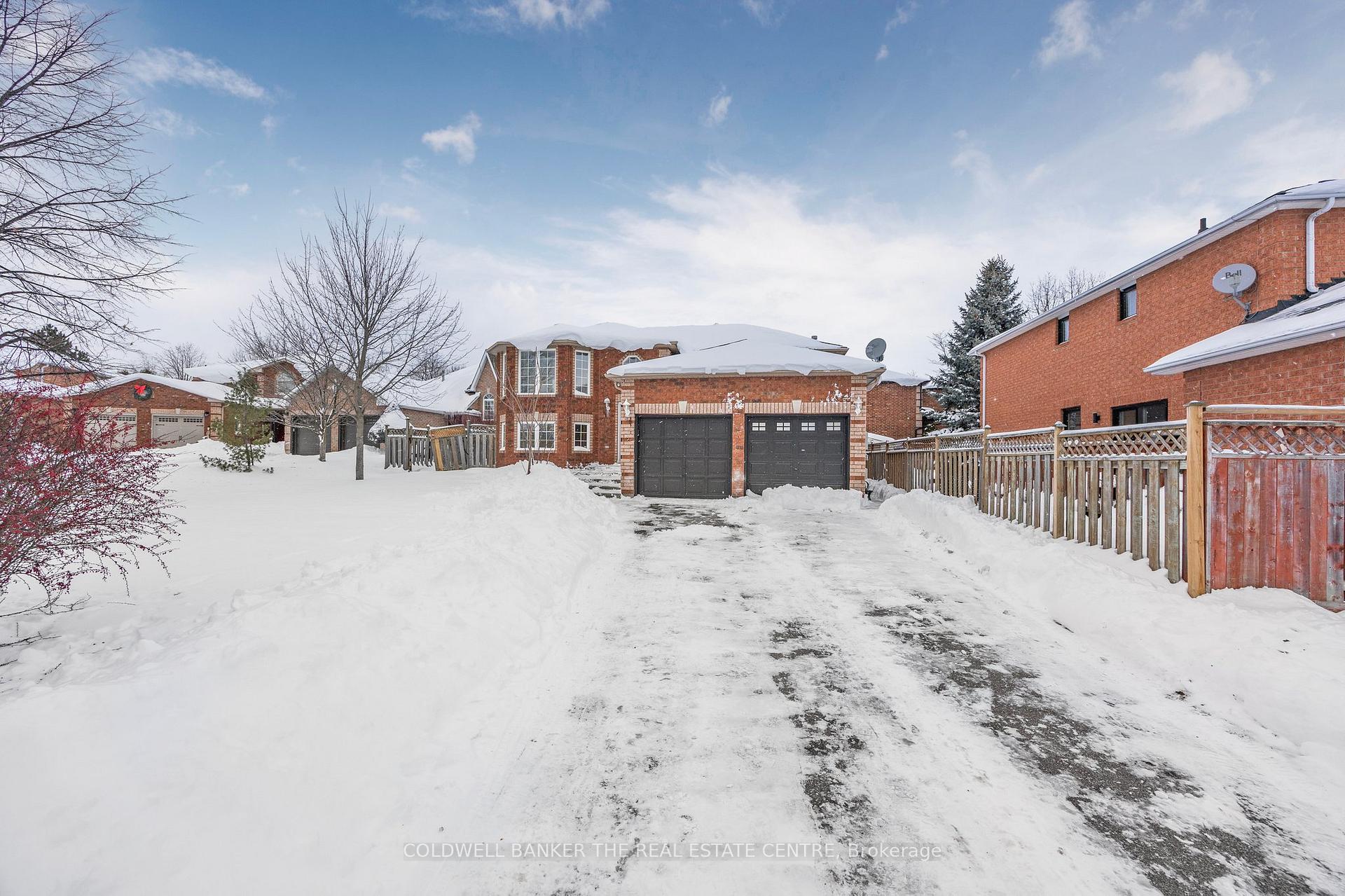 Photo 2 of 64 Golden Eagle Way, Barrie, Little Lake — HOMEH