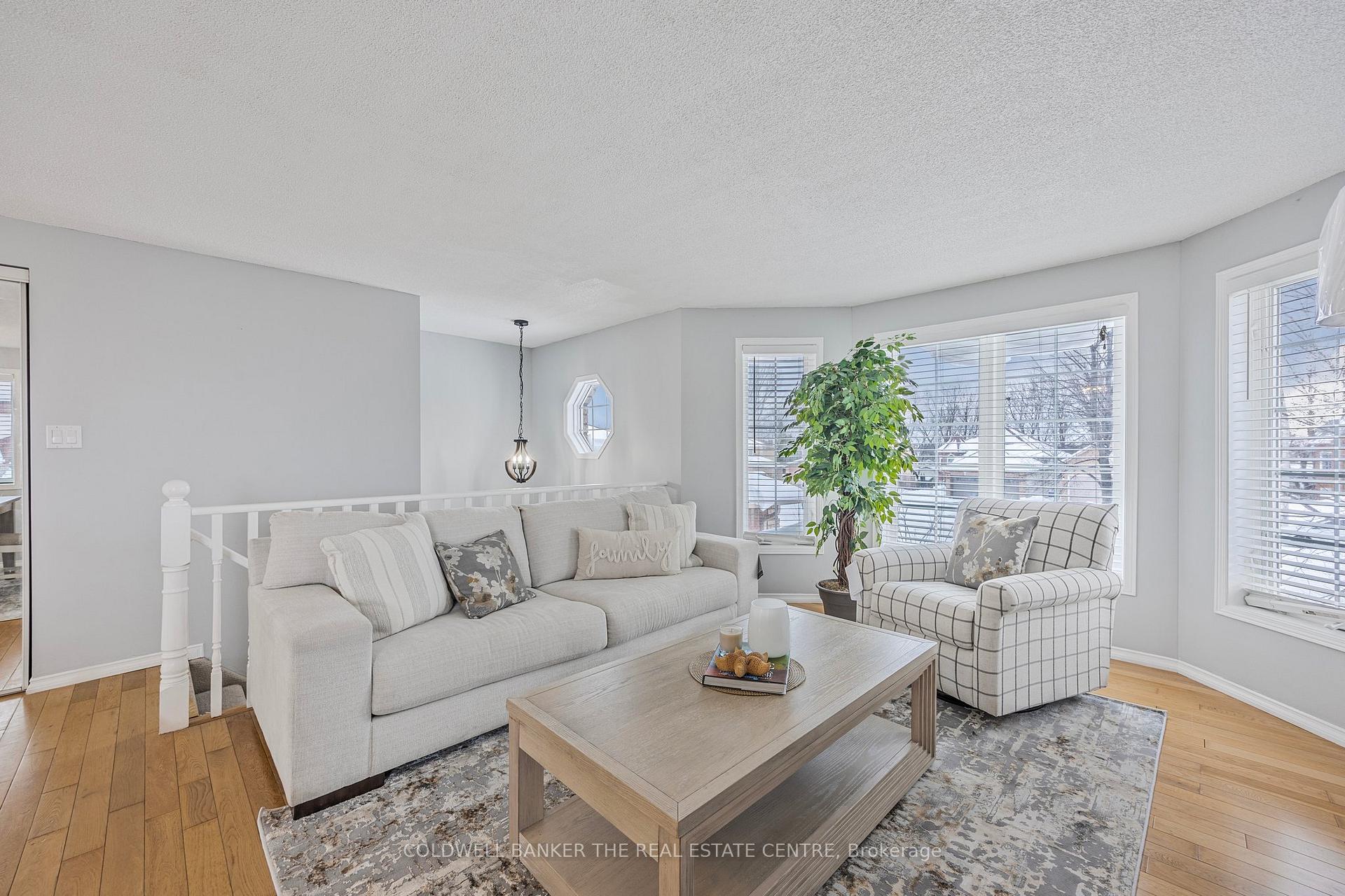 Photo 6 of 64 Golden Eagle Way, Barrie, Little Lake — HOMEH
