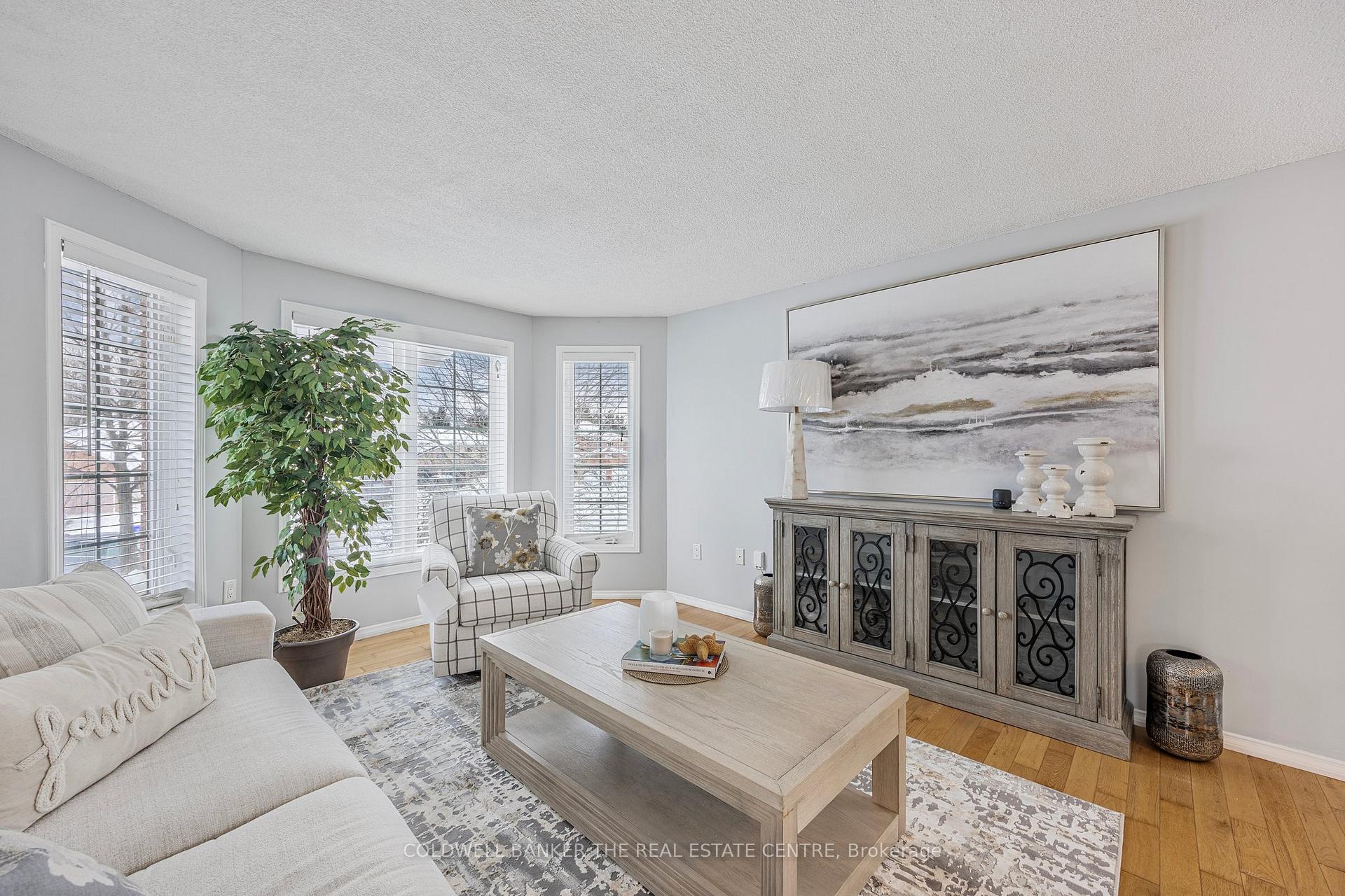 Photo 7 of 64 Golden Eagle Way, Barrie, Little Lake — HOMEH